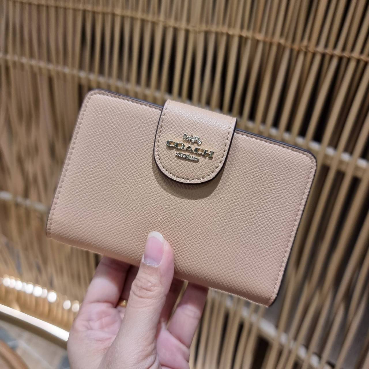 COACH 6390 MEDIUM CORNER ZIP WALLET เดอะเบสท์รุ่นที่สาวๆตามหา!! ดีไซน์ใหม่ สวยสะกด!! กระเป๋าสตางค์ใบกลาง สีคลาสสิค เรียบแต่แฝงความหรู บอกเลยว่ามันละมุนมาก!! ด้วยวัสดุหนัง crossgrain ที่ดูแลรักษาง่าย และยังดูผู้ดี ถือใช้แล้วขับผิวทุกสี ภายในมีช่องใส่บัตรแล