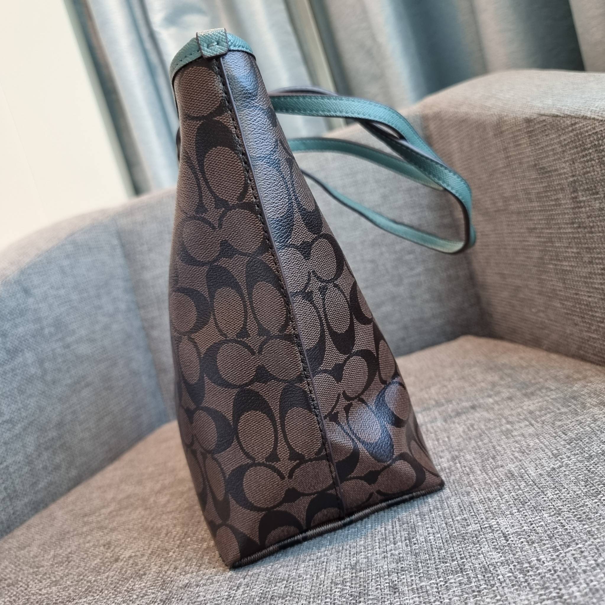 OUTLET 】COACH F58292 CITY ZIP TOTE IN SIGNATURE 16" รุ่นขายดี!! ไซส์ใหญ่ สีสวยมาให้แบบจัดเต็ม!! กระเป๋าถือทรงโท้ทใบใหญ่ สวยน่าใช้ทุกสี สะพายคล้องไหล่ได้เก๋ๆ จุของแน่นๆไปเลยจ้า!! วัสดุหนังแคนวาสคุณภาพ ปากกระเป๋าเปิด-ปิดด้วยซิป กันของหล่นได้ ถือไปไหนก็