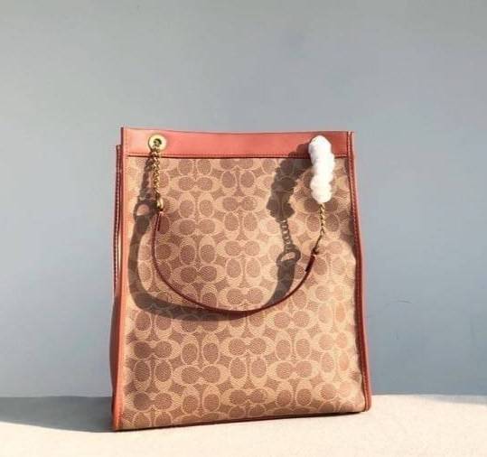 Coach women totes bag C6620 คอลเลคชั่นใหม่ล่าสุด กระเป๋าสะพายทรงโท้ท ดีไซน์คลาสสิคใช้งานได้บ่อยหลากหลายโอกาส ภายในกระเป๋าเป็นช่องโล่ง ใส่ของสำคัญได้ครบ สายสะพายหนังสลับโซ่ อัพความหรูไปอีก สะพายใบนี้บอกเลยว่าไม่ซ้ำใคร ถ่ายรูปสวย ไปเที่ยวคาเฟ่ชิคๆ รับรองได้