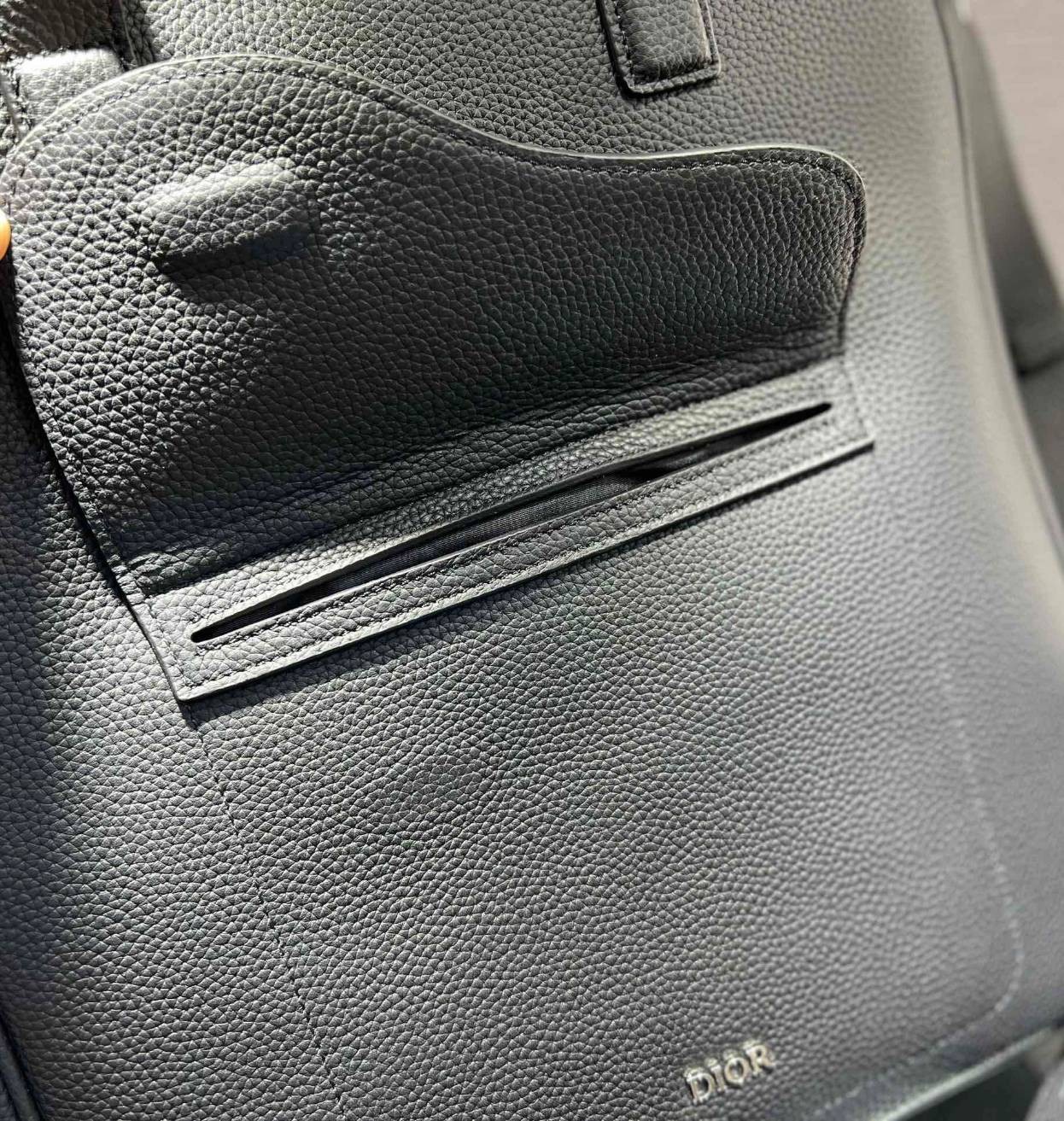 หนังแท้ CHRISTIAN DIOR SADDLE TOTE BAG WITH SHOULDER STRAP Black Grained Calfskin พร้อมส่งที่ไทย เกรดออริจินอลหนังแท้ทั้งใบ ภาพสินค้าถ่ายจากงานขายจริง ใช้งานต่างประเทศได้