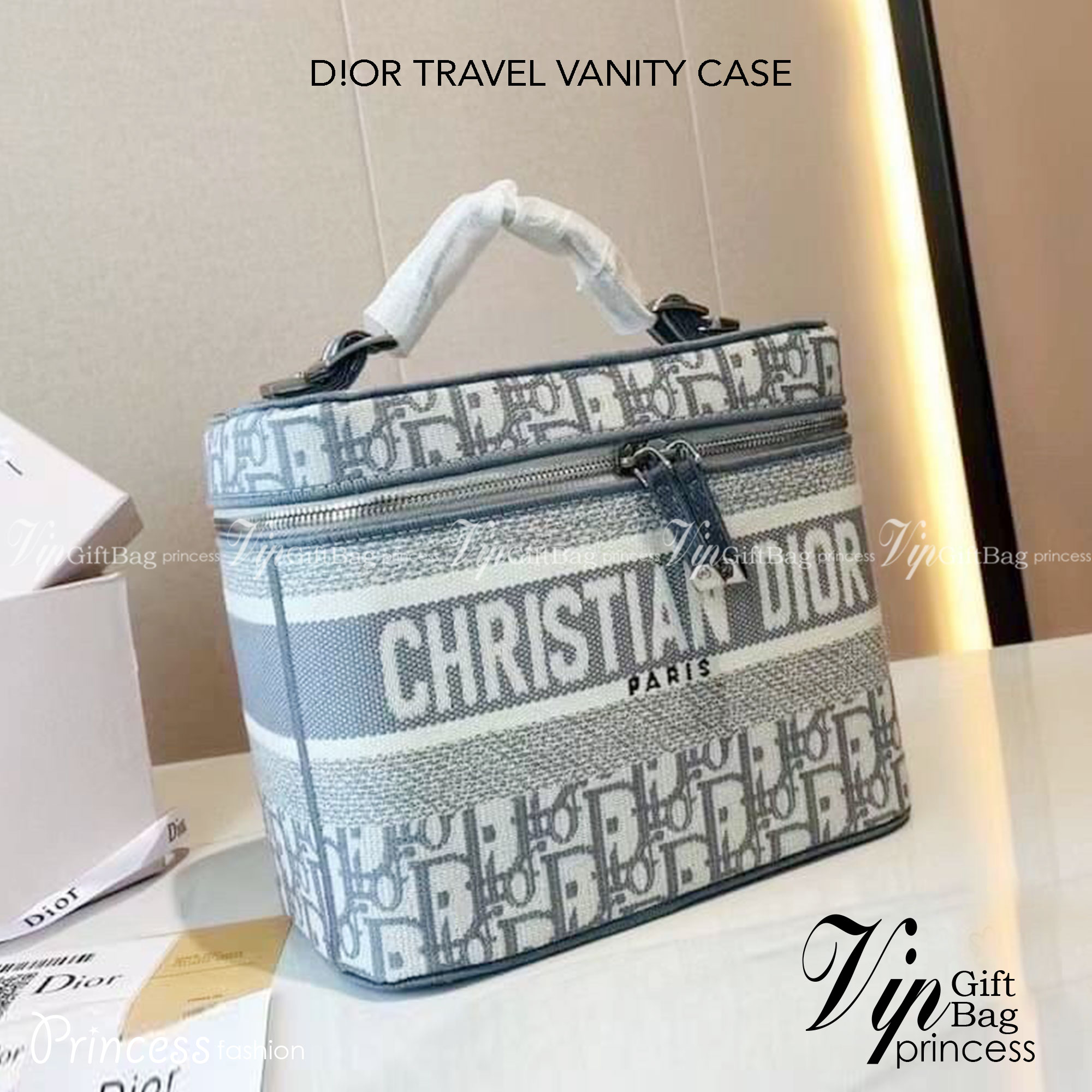 DIOR TRAVEL VANITY CASE Oblique Embroidery กระเป๋าใส่เครื่องสำอางค์ สวยคลาสสิคขนาดกำลังดี พกพาสะดวก ใช้งานง่ายสุดๆ วัสดุงานทอละเอียดคุณภาพดี ภายในเป็นช่องโล่ง ใบจริงงานสวยเกินเบอร์!! สวยงามเกินราคา ไม่ผิดหวังจ้า