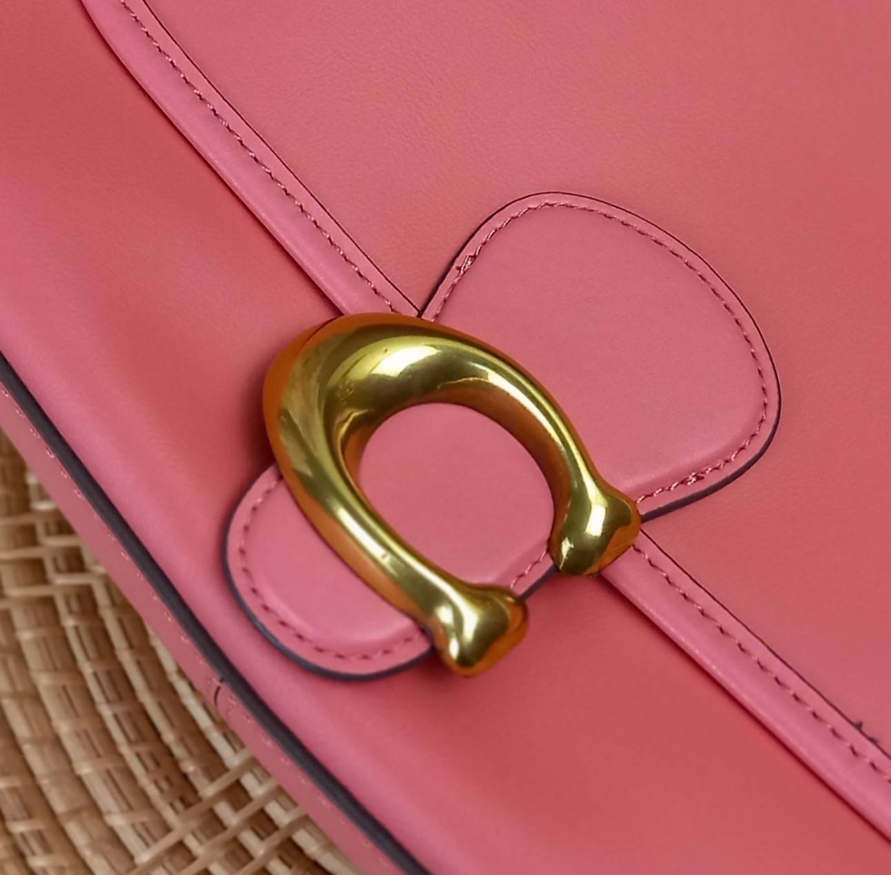 COACH SOFT TABBY SHOULDER BAG (C4823//C5261) กระเป๋าถือ กระเป๋าสะพาย ที่ใครๆก็เข้าถึงได้ หรูหรา คลาสสิค ลุคเรียบร้อย แต่ความสวยไม่น้อย! ดาเมจความลุคผู้ดีรุนแรงมาก!!เกินต้าน!!// วัสดุหนังแท้ทั้งใบ หนังเรียบ หนังนิ่มมากๆ อยู่ทรงสวยมากๆด้วย// ด้านในโล่งกว้าง