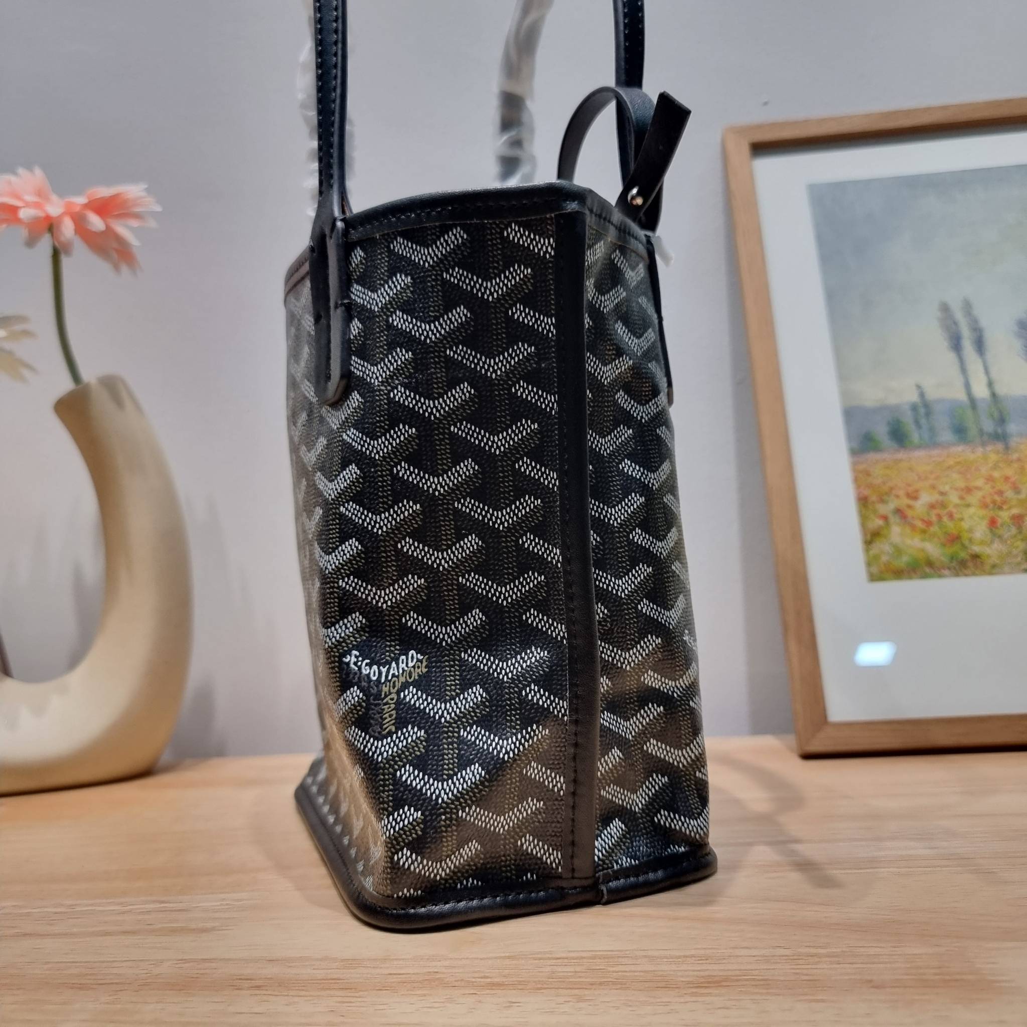 GOYARD MINI ANJOU REVERSIBLE TOTE ฮอตไอเท็ม กับกระเป๋าสะพายทรงโท้ท ไซส์มินิ กะทัดรัดมาก มาครบสีขายดี เลิศทุกสี รูปทรงคลาสสิค ดีไซน์เป็นเอกลักษณ์ ใช้งานได้หลากหลาย สามารถกลับด้านใช้ได้แบบไม่มีเบื่อ