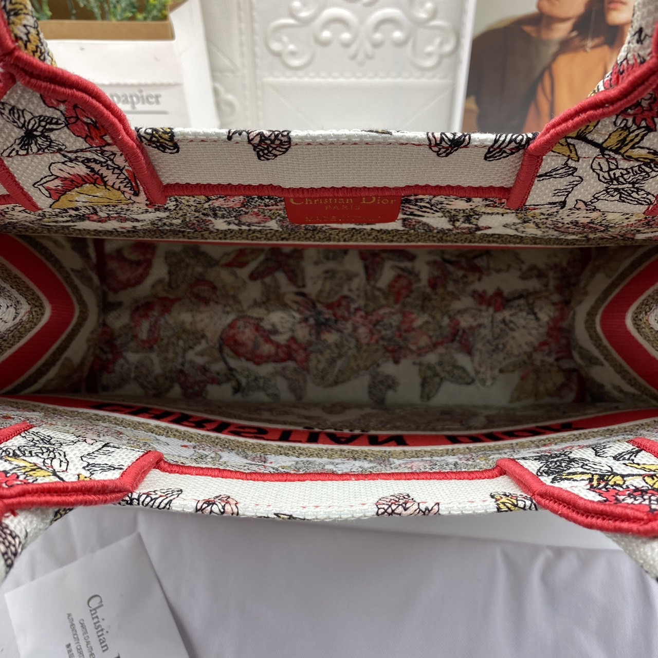 CHRISTIAN MEDIUM DIOR BOOK TOTE เอกลักษณ์ของความหรู เป็นทางช็อปปิ้งBag ที่ต้องมี ภายในโล่งกว้างมาก ใส่ของแบบแน่นๆ จุๆไปได้เลย น้ำหนักเบาสบาย งานออริปักขึ้นรูปสวยมาก มี code stamp พร้อมส่งที่ไทย ภาพสินค้าถ่ายจากงานขายจริง ใช้งานต่างประเทศได้ค่ะ