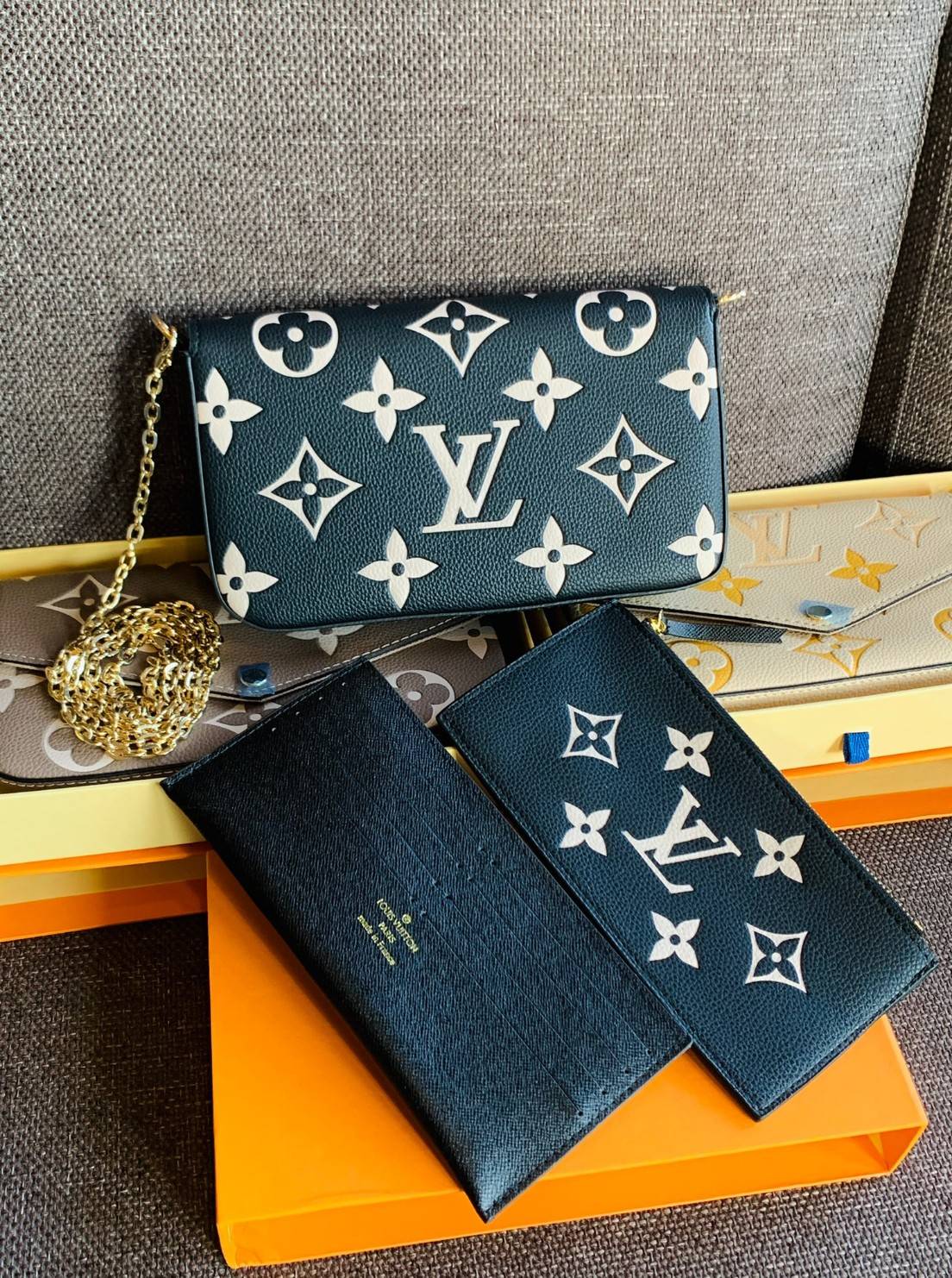 VIP 】Louis Vuitton Pochette Felicie ใบจริงหนังสวยมากๆค่า! ✔️กระเป๋าแบบคลัท มีสายสะพายโซ่มาให้ด้วยค่ะ ✔️หนังแกะสังเคราะห์อย่างดี ลายหนังสวย ปั้มลายแบรนด์ทั้งใบ ✔️รุ่นนี้มาพร้อมกระเป๋าเล็ก สำหรับใส่บัตรได้1ใบ//ใส่ธนบัตรแบบมีซิปรูดอีก1ใบ