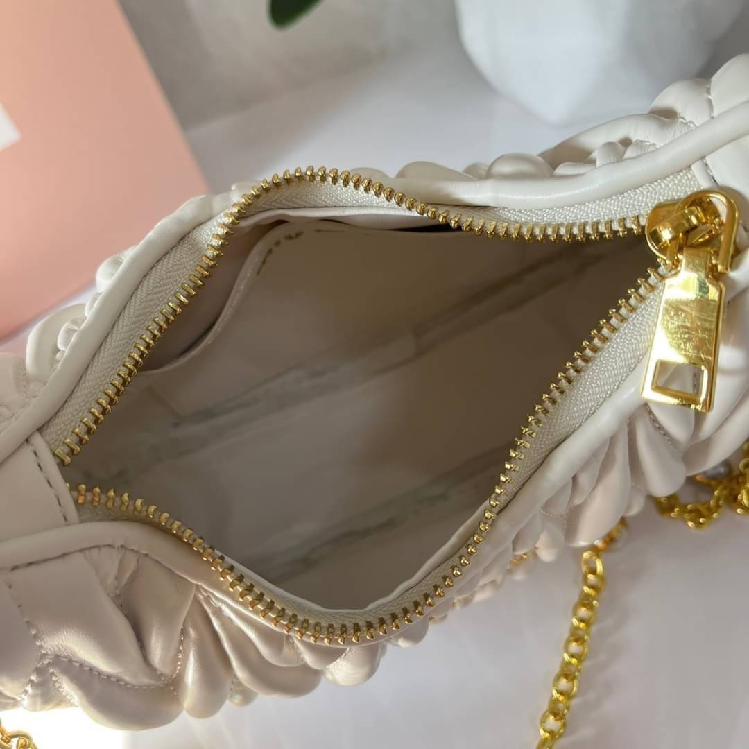 MIU MIU matelasse nappa leather shoulder bag กระเป๋าสะพายข้าง สายสะพายประดับไข่มุกและคริสตัล ให้ความละมุม ลุคคุณหนูน่ารักสุดๆคะ