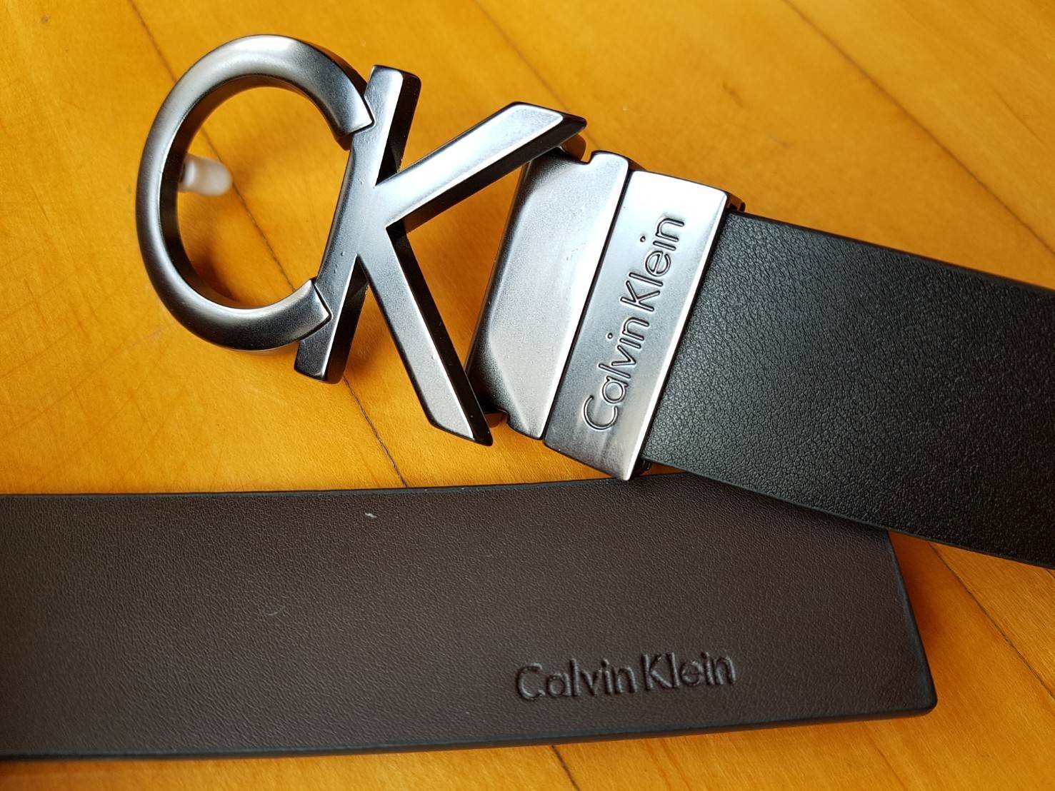 Calvin Klein Men's Belt Gift Set ชุดเข็มขัดสำหรับคุณผู้ชาย วัสดุหนังเรียบ นิ่ม คุณภาพดี ดีไซน์เรียบเท่ห์ หัวเข็มขัดดีไซน์ตัวอักษร CK สีรมดำ สายสลับใช้ได้ 2 ด้านไม่จำเจ 2 in 1ไม่ว่าจะแต่งกาย สไตล์ลำลองหรือทางการเอาอยู่ทุก look ค่ะ ราคาสุดคุ้ม มาพร้อมก