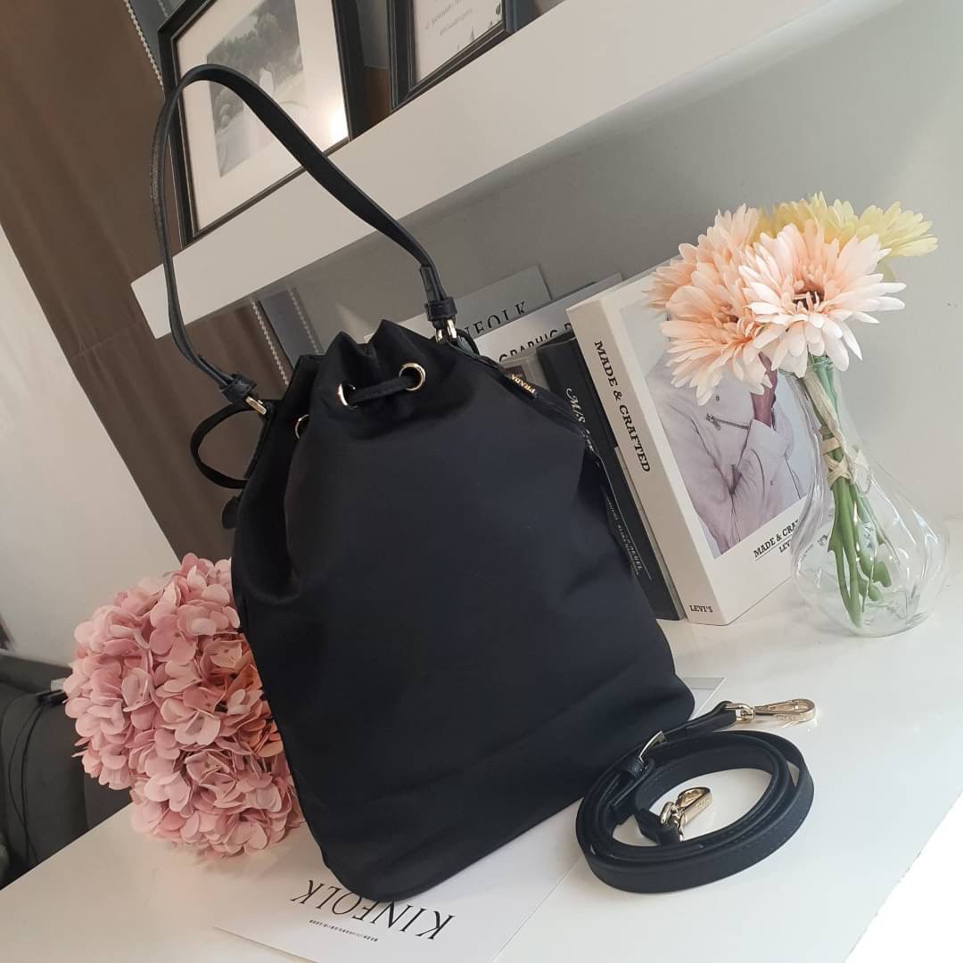 Size NORMAL : Prada Nylon Bucket Bag Black ใครๆก็หลงรัก **ทรงขนมจีบใหญ่ PRADA DRAWSTRING BAG กระเป๋าผ้า NYLON SILK เนื้อหนาซับในอย่างดี จุดเด่นคือ กระเป๋าสามารถ จุของได้เยอะมาก ด้านในมีช่องซิปพร้อมช่องใส่ของอีกหนึ่งช่อง น