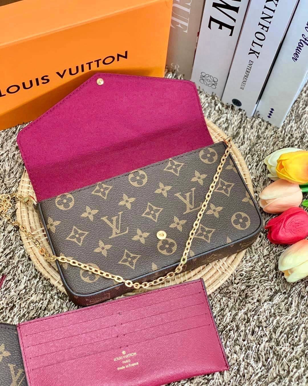 เน้นใช้งานได้จริงในชีวิตประจำวันค่ะ Louis vuitton felicie pochette พร้อมส่ง ซื้อ1ได้ถึง3!! มีไม่มาก หมดแล้วหมดเลยจ้าา! Premium gift จาก LV กระเป๋าสะพายข้างหรือถือแบบคลัทออกงาน หนังแกะแท้สวยงามค่ะ เปิดปิดกระเป๋าแบบกระดุม ภายในสามารถใส่มือถือได้ทุกรุ่น;พาสป