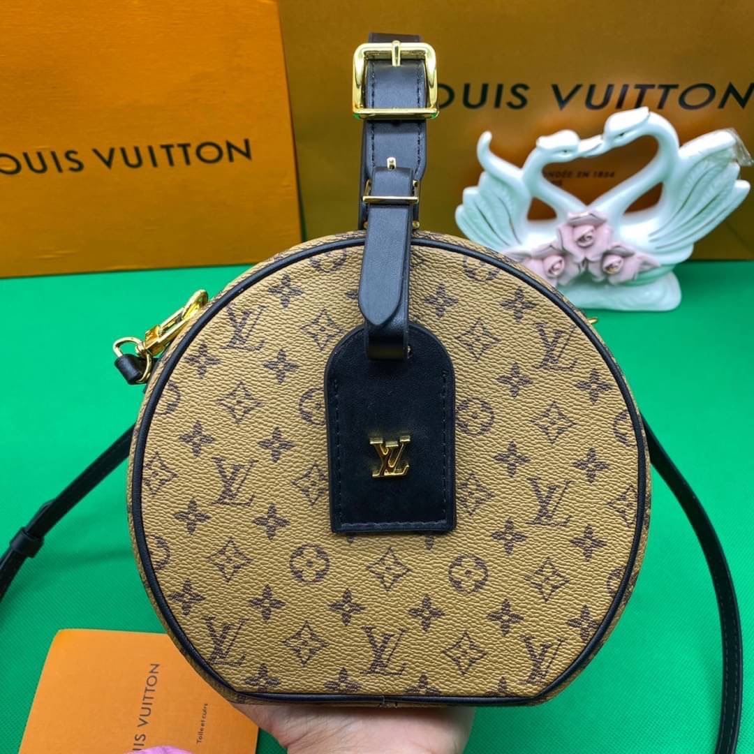 หนังแท้ LOUIS VUITTON PETITE BOITE CHAPEAU LV ROUND BAG โดดเด่นด้วยรูปทรงอันเป็นเอกลักษณ์และรายละเอียดแบบคลาสสิก ภายในโล่งกว้างด้วยช่องใส่ของขนาดใหญ่ มีสายยาวสะพายข้างได้ ถอดออกได้ หรือจะถือหรูๆ ไปเลยค่าา ภาพถ่ายสินค้าจริง ไอเท็มนี้สวยน่าใช้สุดคุ้มมากๆ ห้