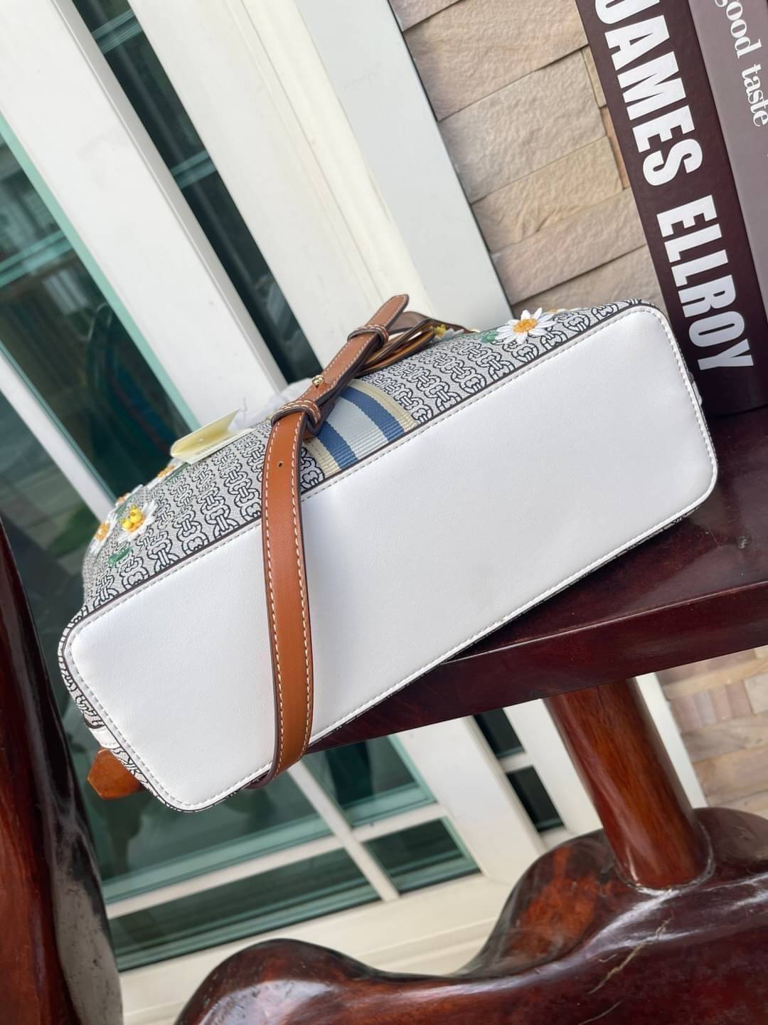 Tory burch Gemini Canvas Applique Small Tote Bag กระเป๋าสุดปังจากทอรี่ เบริช์(Tory Burch) อย่างเจมิไนลิงค์ ในทรง tote bag มีเอกลักษณ์โดดเด่นที่ลายทางตรงกลาง มีการพิมพ์แพทเทิรน์โซ่แบบเรียบหรู เพิ่มความน่ารักจากดอกเดรซี่ที่ถูกจัดวางให้ดูมีสีสัน มีสายสะพายให