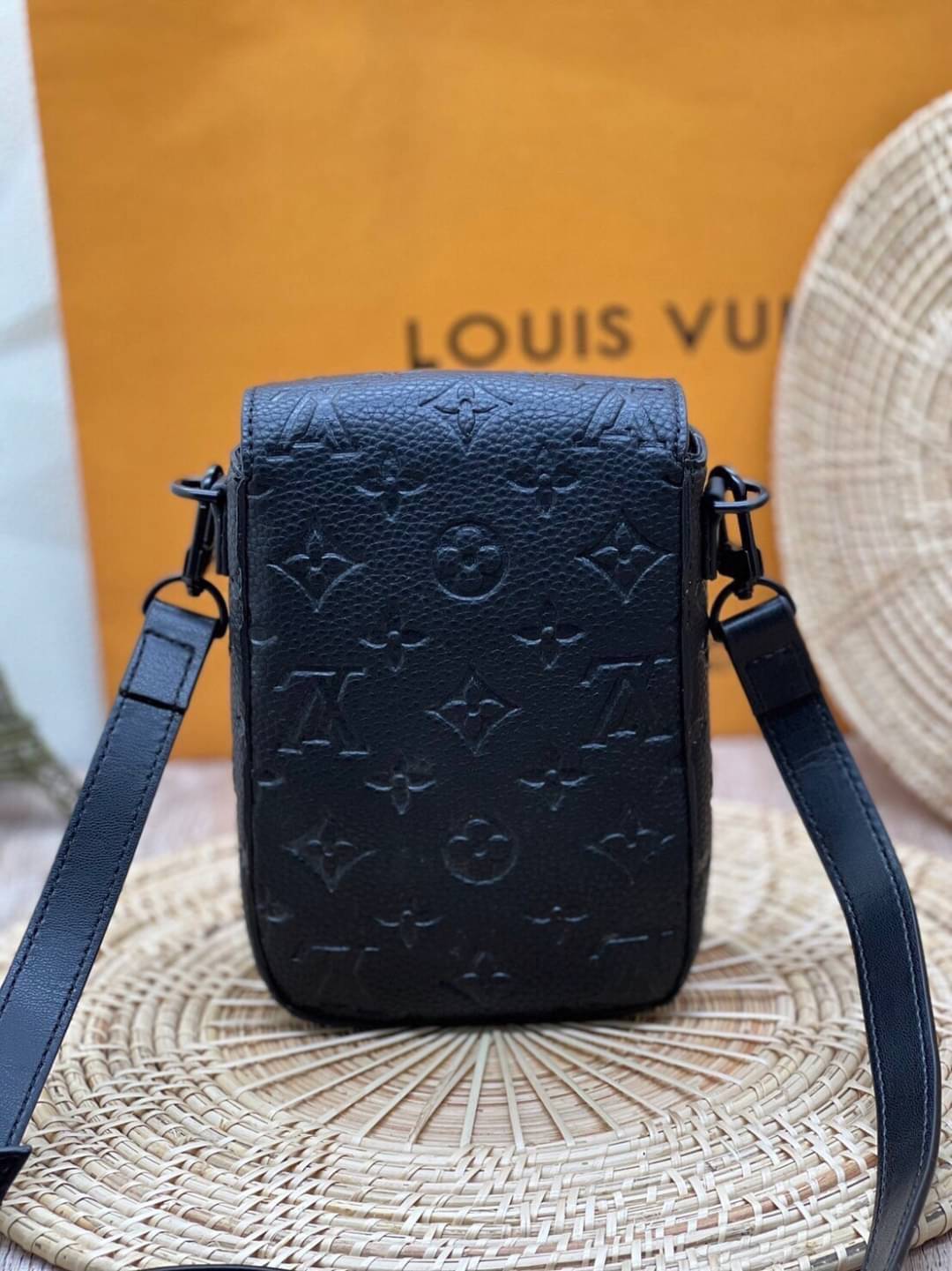 LV S-Lock Vertical wearable wallet / LV Phone bag Black Taurillon Monogram leather Cowhide-leather trim เกรดออริจินอล ใช้ได้ทั้งผู้หญิงผู้ชาย พร้อมส่งที่ไทย ภาพสินค้าถ่ายจากงานขายจริง ใช้งานต่างประเทศได้