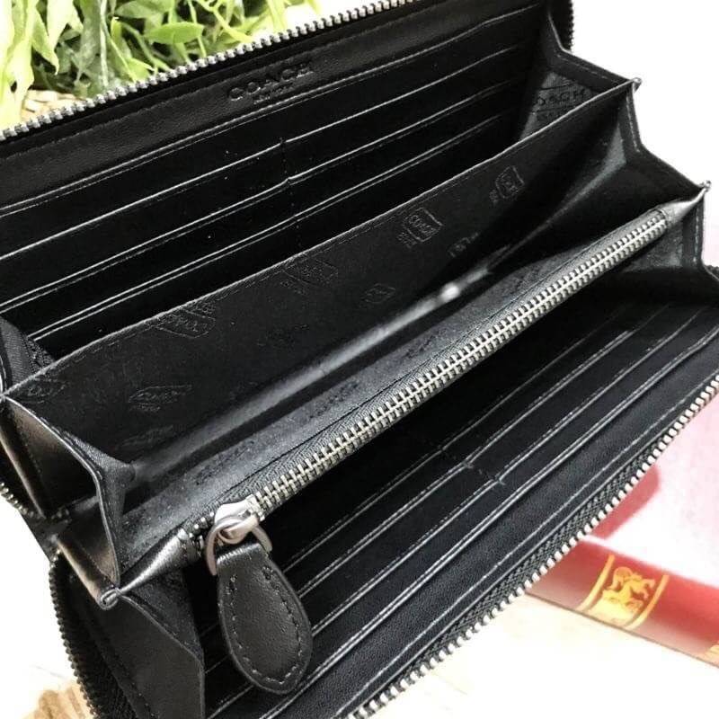 Coach long wallet Best seller! กระเป๋าสตางค์ใบยาว วัสดุหนัง ลาย signatureเปิดปิดด้วยซิปแบรนด์ ภายใน มีช่องใส่บัตร ธนบัตร และช่องซิปใส่เหรียญค่ะ
