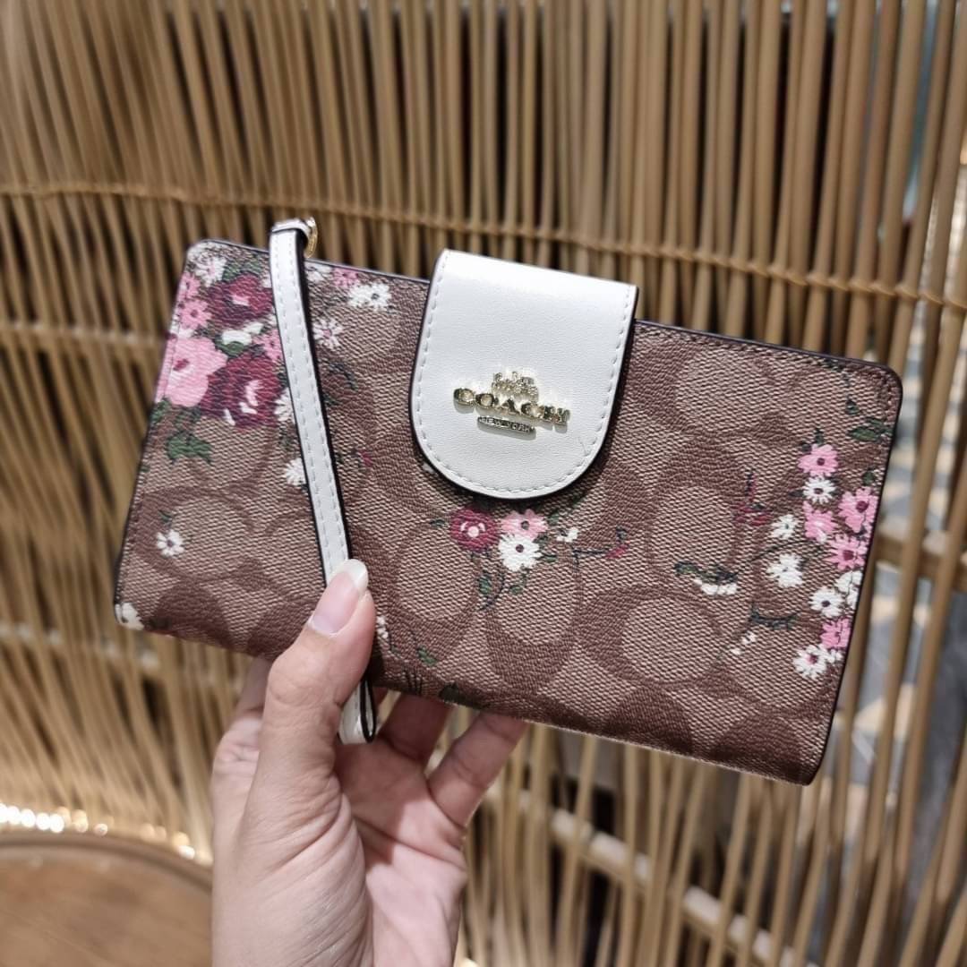 COACH C3371 TECH PHONE WALLET WITH SPACED WILDFLOWER ดีไซน์ใหม่ คอลเลคชั่นสวยหรู กระเป๋าสตางค์พร้อมสายคล้องมือ ง่ายต่อชีวิตมากจ้า!! มันดีอะไรเบอร์นี้ ใส่ได้ทั้งบัตร และโทรศัพท์ก็ใส่ได้ทุกรุ่น แถมยังมีช่องซิปแยกไปอีก ช่องเยอะไม่ต้องห่วงจริงๆ วัสดุหนังแคนวา