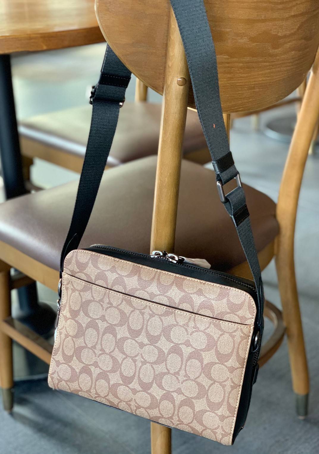 พร้อมสีออกใหม่ ห้ามพลาดค่าา!! COACH WEST CAMERA BAG IN SIGNATURE ((91485)) 🔺กลับมาตามคำเรียกร้องค่าา! กระเป๋าสะพายผู้ชาย((ผู้หญิงก็ใช่สวยทีเดียวค่ะ😘)) หนังแท้ ล่ยหนังCanvasสวยค่ะ มีช่องซิปหน้า//ช่องซิปกลางกว้าง//ช่องหลักแบบซิปคู่ ใส่สัมภาร