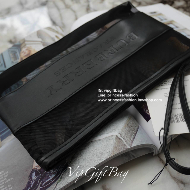 Burberry Cosmetic Purse bag สินค้าพรีเมี่ยมจากเคาน์เตอร์เครื่องสำอางค์จากแบรนด์แท้ 100% ตัวกระเป๋าเป็น Nylon โปร่งใส คาดหนังPUปั๊มแบรนด์ ปิดเปิดด้วยซิปอะไหล่ดำทั้งใบ สวยคลาสสิค จุของใช้จุกจิกได้เยอะใส่กระเป๋าสตางค์ยาวได้ แถมมีสายคล้องมือ เก๋มาก จะถือไปไหน