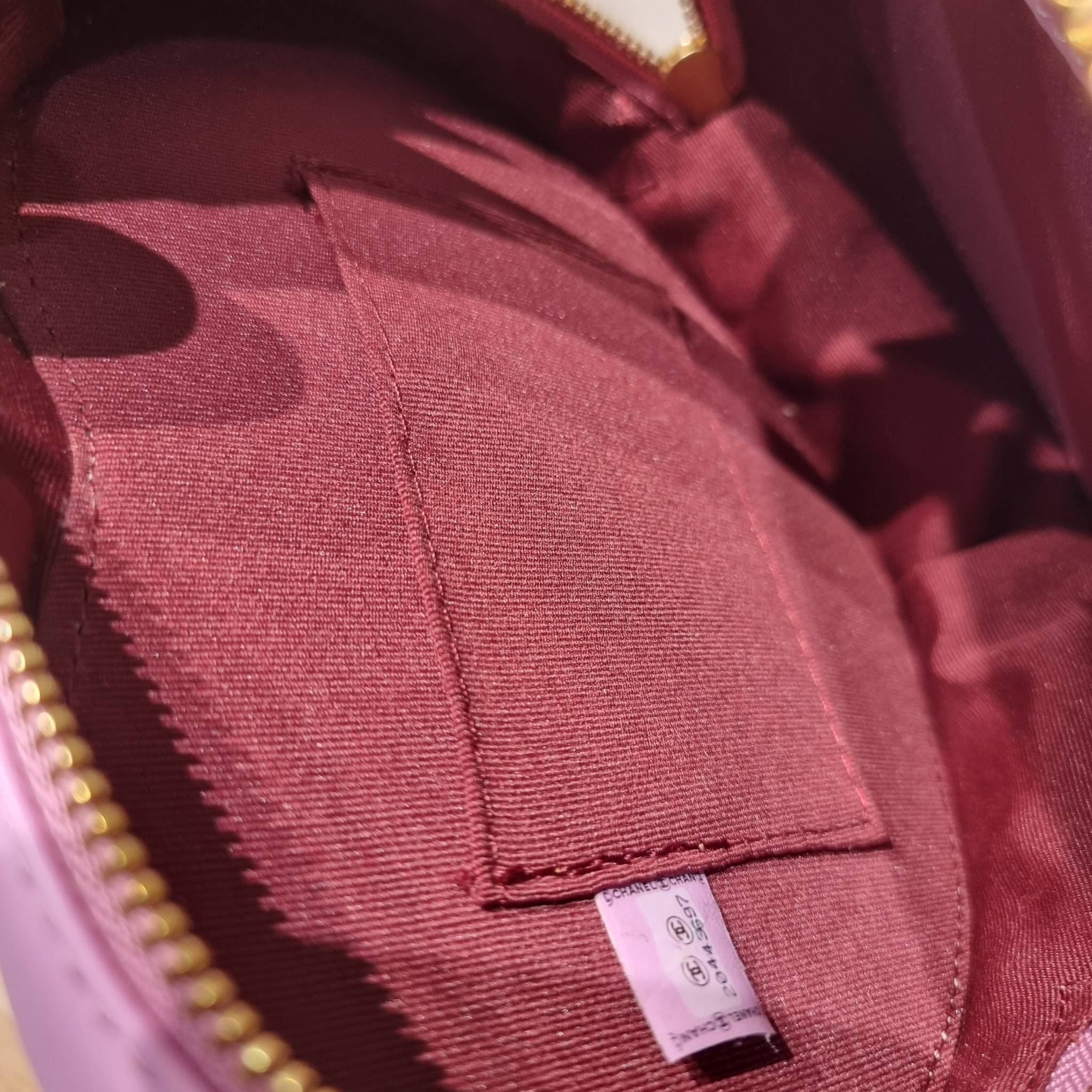 CHANEL Heart Bag Lambskin & Gold-Tone Meta สวยมาก มงลงมาก!! กระเป๋าสะพายสุดคิ้วท์ ที่ดีไซน์รูปทรงหัวใจไม่ซ้ำใคร น่ารักทุกสี น่าใช้ไปเลยแม่!! วัสดุหนังแกะฟอกสี เปิด-ปิดด้วยซิป ด้านหน้ามีช่องเก็บของจุกจิก ภายในเป็นช่องโล่ง ใส่มือถือ ใส่กระเป๋าสตางค์สั้นได้ 