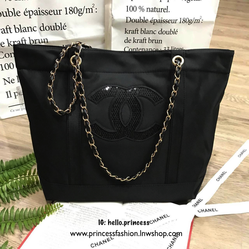 Chanel Beaute Black Sequin Shopping Bag VIP Gift With Purchase (GWP) กระเป๋าสะพายทรง Shopping VIP. gift & Limited Edition ของแท้นำเข้าจากเคาน์เตอร์ Chanel Beaute ใบใหญ่กำลังดี ประดับเลื่อมสีดำ โลโก้ CC ทั้ง 2 ด้าน เปิดปิดด้วยกระดุมแม่เหล็ก มาพร้อมสายโซ่ทอ