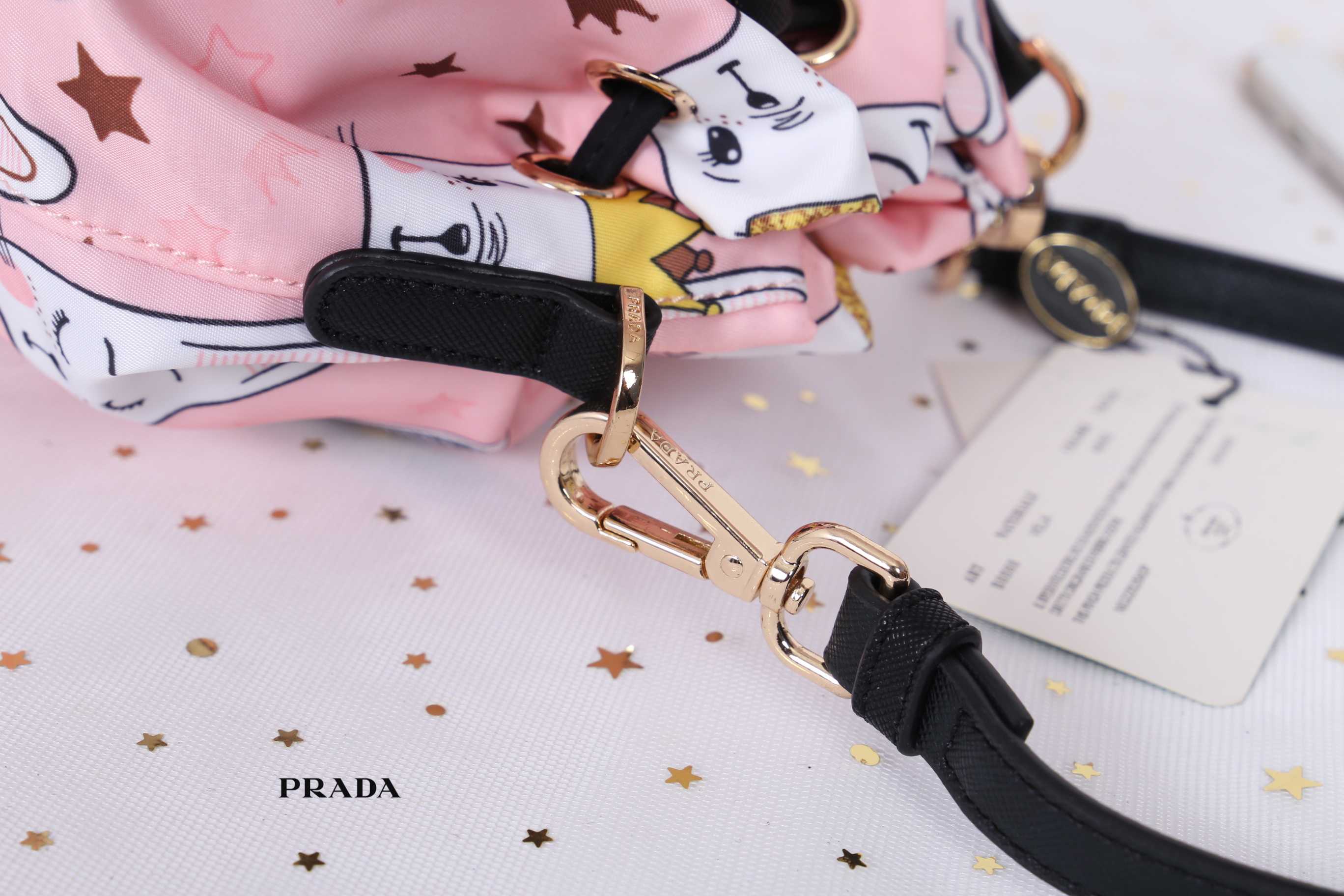 Prada bucket bag Premium gift New in! กระเป๋าถือหรือสามารถสะพายข้าง ทรงขนมจีบ สุดน่ารักดีไซน์ใหม่ super cute! วัสดุ nylon เนื้อหนา อะไหล่ทองด้านหน้ามีโลโก้แบรนด์ พร้อมช่องซิป กระเป๋า เปิดปิดแบบ drawstring ภายในกระเป๋าโล่ง ใส่ของได้จุ พร้อมสายยาวลาย saffia