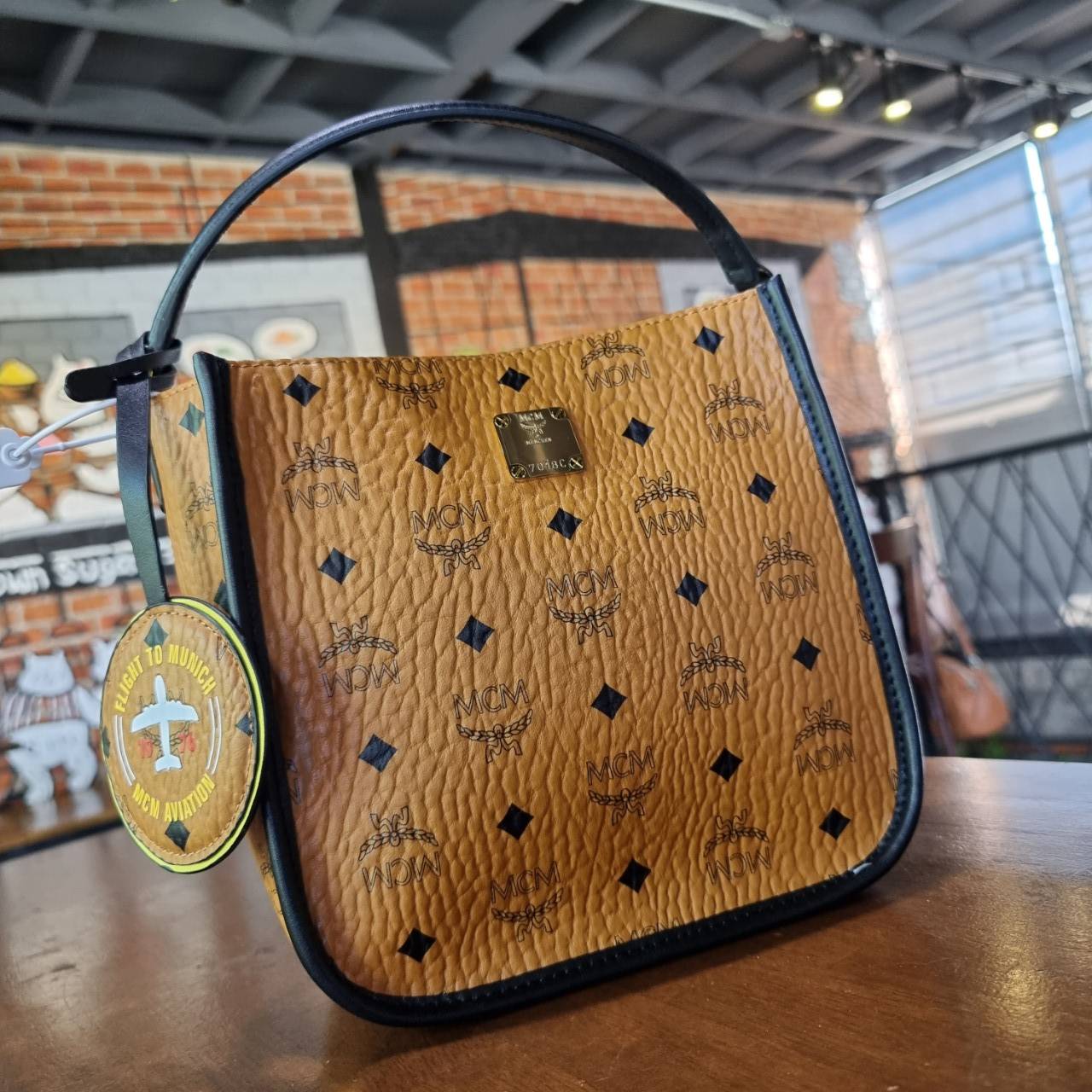 M.C.M KLASSIK LIMITED TOTE IN LEATHER BLOCK กระเป๋าโท้ท รุ่นลิมิเต็ดที่ทำเฉลิมฉลองวันครบรอบแบรนด์ ถือเป็นรุ่นที่หายากมาก ได้มารอบนี้รอบเดียวจ้า โท้ทสวยอยู่ทรง ขนาดกำลังดี พิเศษมากมาพร้อมสายหนังห้อย เข้าเซ็ท และสายสะพายสปอร์ต ถอดได้ ปรับได้ตามตัว รุ่นนี้หน