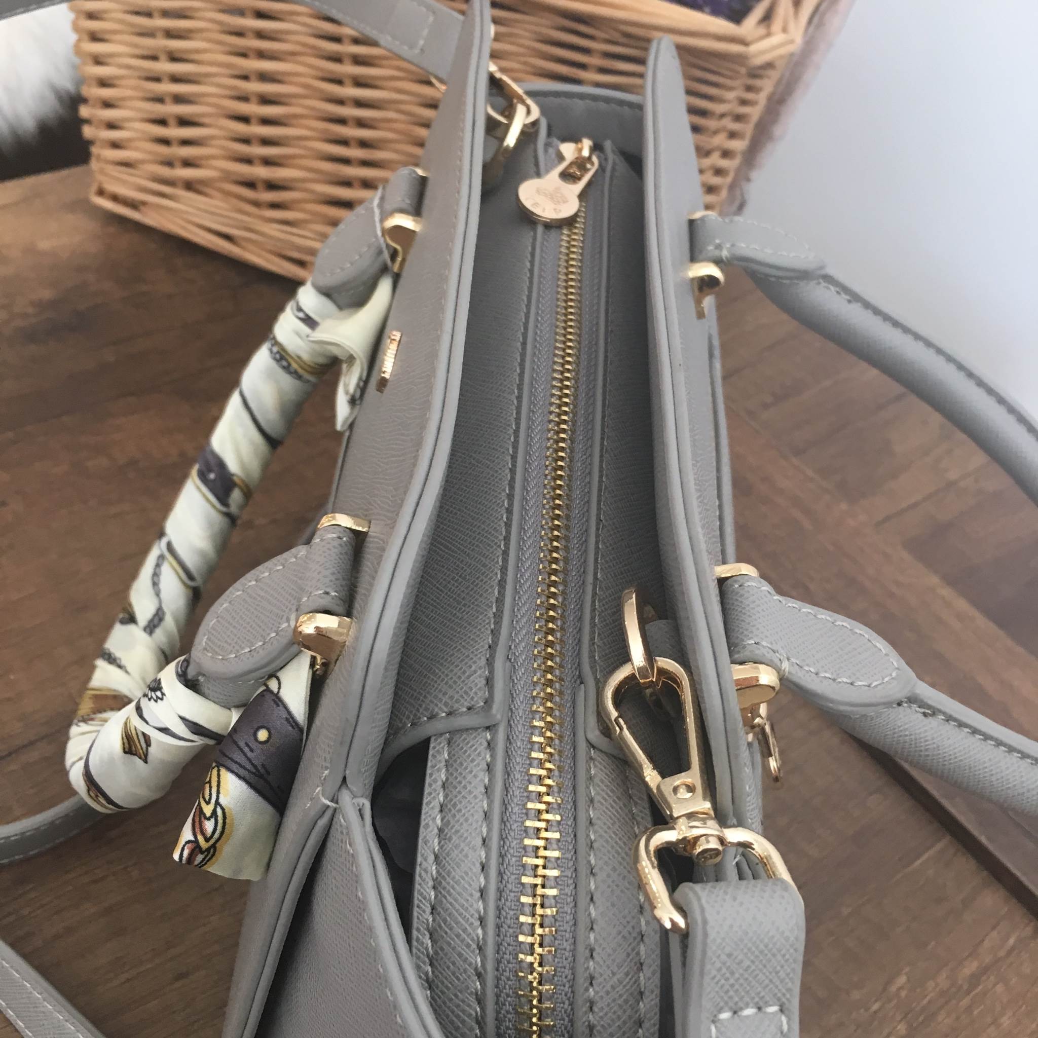 รุ่นใหม่ล่าสุด หนัง saffiano สวยมากๆค่า รุ่น KEEP Infinite office bag สวย น่ารัก ขนาดตอบทุกโจทย์การใช้งาน เห็นแล้ว หลงรักเลยคะ 🌲ตัวกระเป๋าขนาดกำลังดีหนังsaffiano ลายสวยที่สำคัญ ดูแลรักษาง่าย ประดับด้วยผ้าพันหูกระเป๋ารุ่นพิเศษ ทำให้กระเป๋าเก๋ ขึ้น 