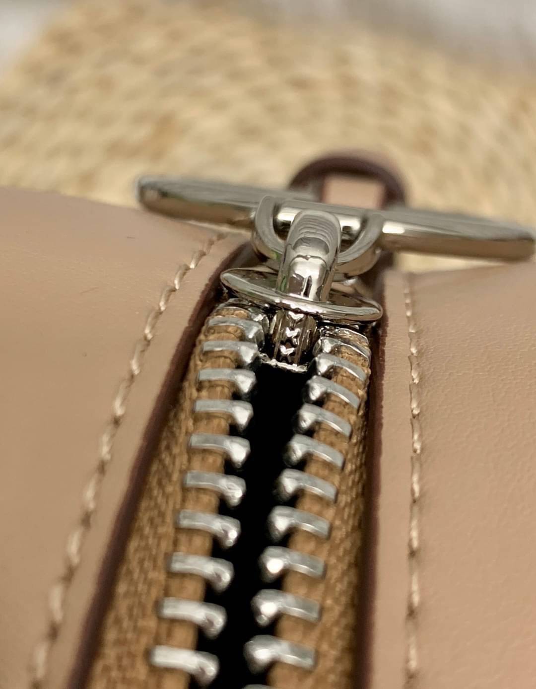 สินค้าขายดี พร้อมสีใหม่ 3สี ในไทยยังไม่มีค่ะ !! COACH SIGNATURE CROSSBODY BOX BAG ((F31208)) กระเป๋าสะพายวัสดุหนังแท้ จาก coach factory outlet หนังนิ่ม ทรงสวย ตัวกระเป๋าลายแบรนด์ ตัดขอบหนังเรียบได้สวยงามค่ะ ด้านหน้า-หลัง มีช่องสำหรับใส่ของ เปิดปิดกระเป๋าแ