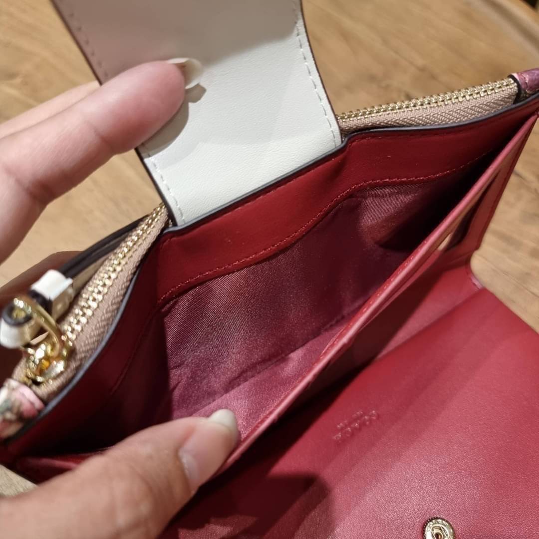 COACH C3371 TECH PHONE WALLET WITH SPACED WILDFLOWER ดีไซน์ใหม่ คอลเลคชั่นสวยหรู กระเป๋าสตางค์พร้อมสายคล้องมือ ง่ายต่อชีวิตมากจ้า!! มันดีอะไรเบอร์นี้ ใส่ได้ทั้งบัตร และโทรศัพท์ก็ใส่ได้ทุกรุ่น แถมยังมีช่องซิปแยกไปอีก ช่องเยอะไม่ต้องห่วงจริงๆ วัสดุหนังแคนวา