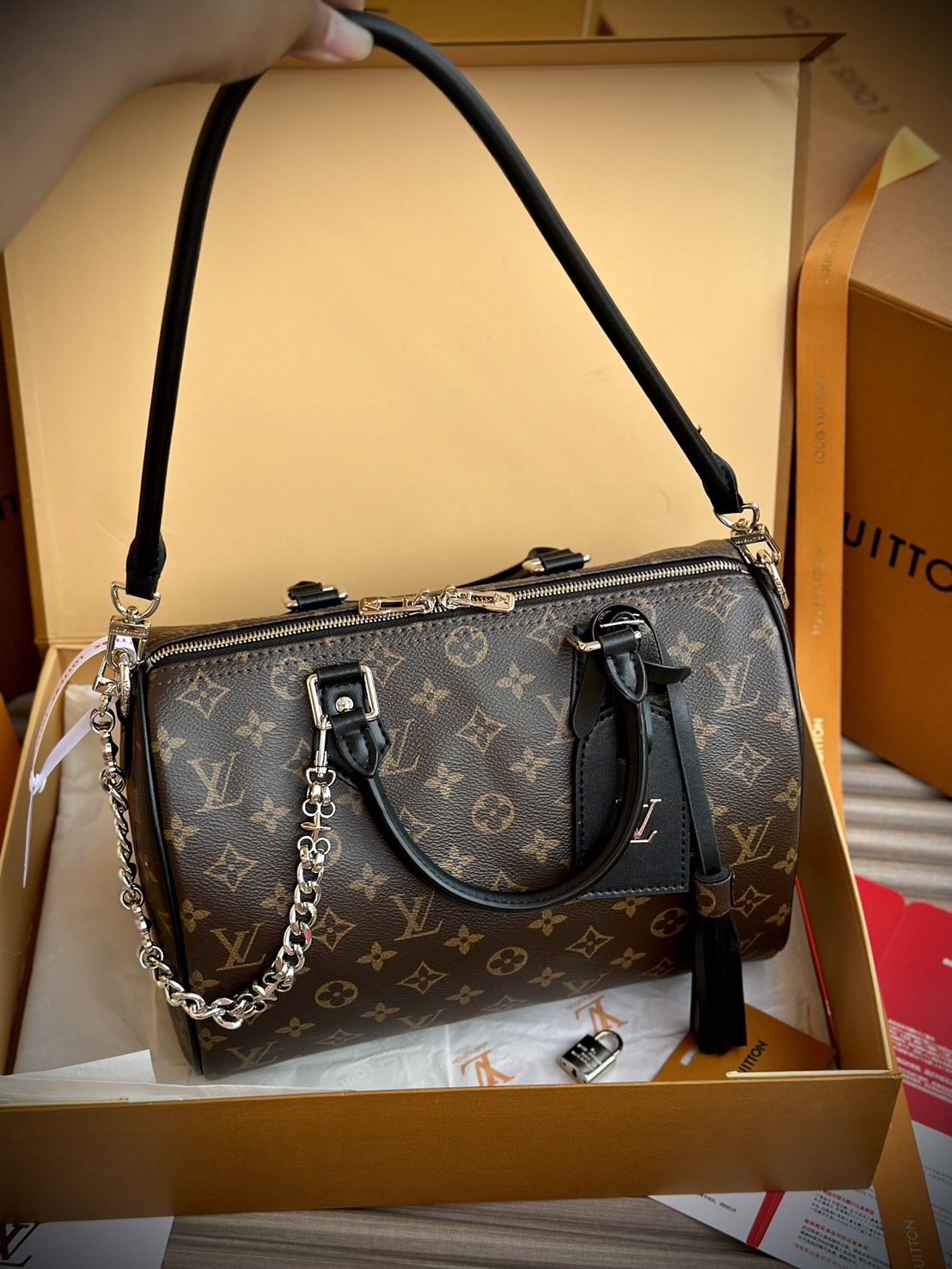 LV Speedy Soft 30 Dark Bag Monogram Black กระเป๋าทรงหมอนสปีดี้รุ่นใหม่ใบใหญ่ดีไซน์สวยสะดุดตา พร้อมโซ่สีเงินห้อยสวยโดดเด่น เพิ่มกิมมิกด้วยพู่ห้อย เป็นเพื่อนคู่ใจในการเดินทางที่สมบูรณ์แบบ เพิ่มสัมผัสหรูหรามีระดับ