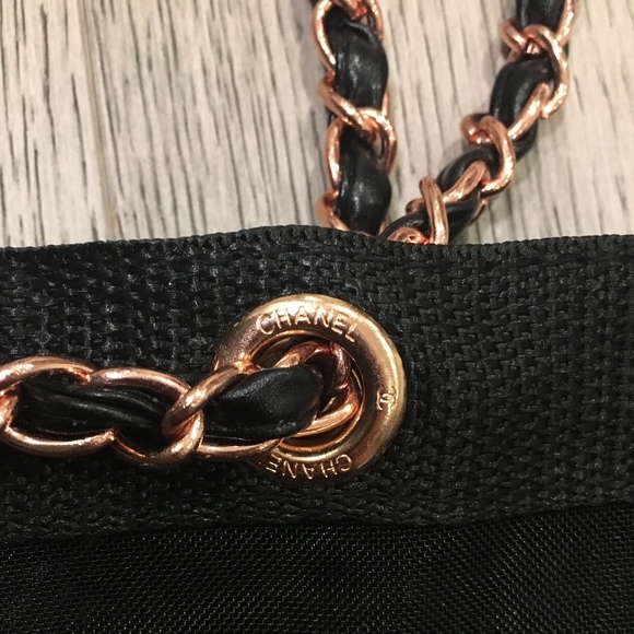 Chanel Black Mesh Tote Bag with Chanel Ribbon กระเป๋าแบรนด์ชาแนล ทำจาก 100% Polyester Mesh รุ่นนี้ สายสะพายโซ่สี rose gold ตัดกับหนัง เพิ่มความหรูหรา น่าใช้ อะไหล่ทุกจุดปั๊มแบรนด์ มาพร้อมริ้บบิ้น Chanel เพื่มดีเทล กระเป๋าด้านหนึ่งสกรีนชื่อแบรนด์ Chanel อี