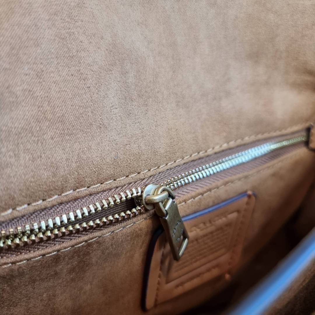 COACH C0749 BEAT SADDLE BAG The best item! ที่สาวๆรอคอย! ฮอตไฟลุก! สีหายาก ละมุนคุณหนู คอลเลคชั่นใหม่ ดีไซน์หรูหรา พิเศษมากๆมาพร้อมสายสะพาย 2 เส้น ใช้คู่กันหรือแยกสะพายก็สวยครบสูตร กระเป๋าสะพายทรง saddle คลาสสิค วัสดุหนัง glove-tanned ทนทาน เปิด-ปิดด้วยกร