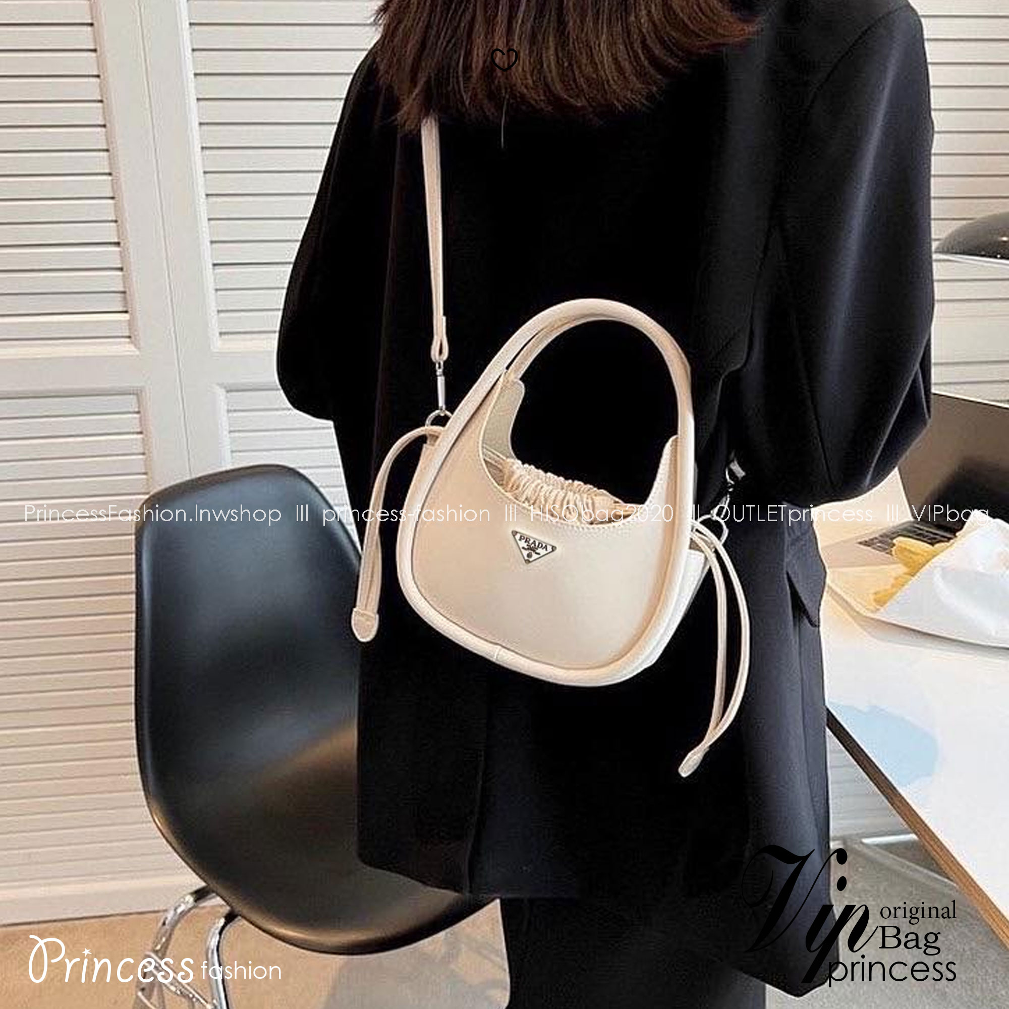 PRADA leather handbag กระเป๋าถือดีไซน์สวย ใช้งานง่าย มีกระเป๋าผ้าเชือกผูกเพิ่มกิมมิกได้อย่างลงตัวน่ารัก มาพร้อมสายสะพายยาวถอดได้ ปรับใช้ได้กับทุกลุคและแมทช์กับทุกสไตล์ แนะนำเลยจ้า