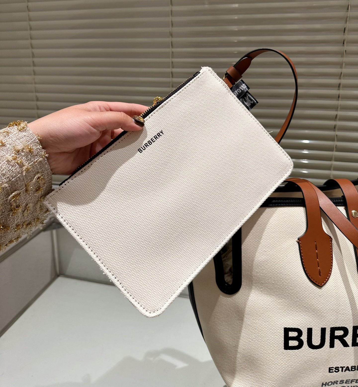 BURBERRY FRAGRANCES TOTE BAG พร้อมส่งรุ่นใหม่!! BURBERRY LARGE LONDON TOTE BAG IN WHITE / Burberry Canvas Logo Tote Bag กระเป๋าสะพายไหล่ทรงช้อปปิ้ง ทรงคลาสสิค ฮิตตลอดกาล