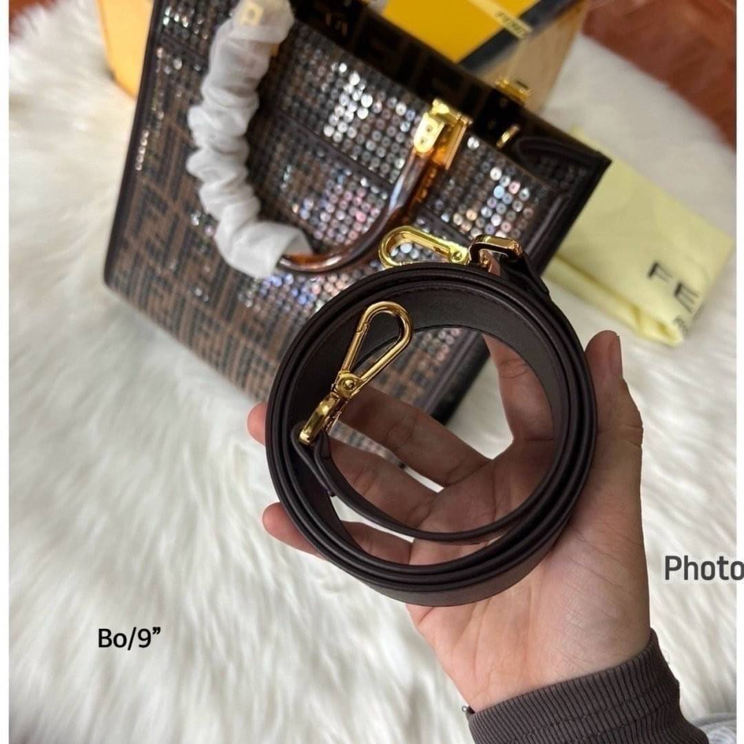 FENDI Sunshine Tote Sequins Shopper Bag กระเป๋าทรงโท้ทปักเลื่อมแวววาวเต็มใบ รุ่นใหม่สวยหรู ทรงตั้งสวยอยู่ทรง สวยหรูดูแพง ภายในโล่งกว้าง ใบขนาดกำลังสวยใช้งานง่าย สะดวกสุดๆ ใบจริงการันตีสวยเกินเบอร์!! ไม่ผิดหวังจ้า