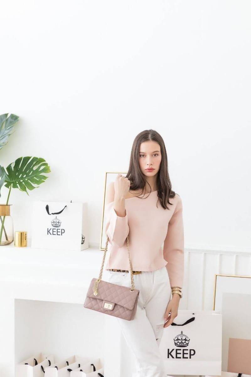 KEEP รุ่น KEEP shoulder Quited chain handbag สวย หรู มากๆ เลยน๊า กระเป๋าอยู่ทรง เย็บตารางสวย แถมใช้หนังตัวใหม่ Microfiber สวย ทน กว่าเดิม รอบนี้มาพร้อมสีใหม่ให้เลือกด้วยนะค๊า