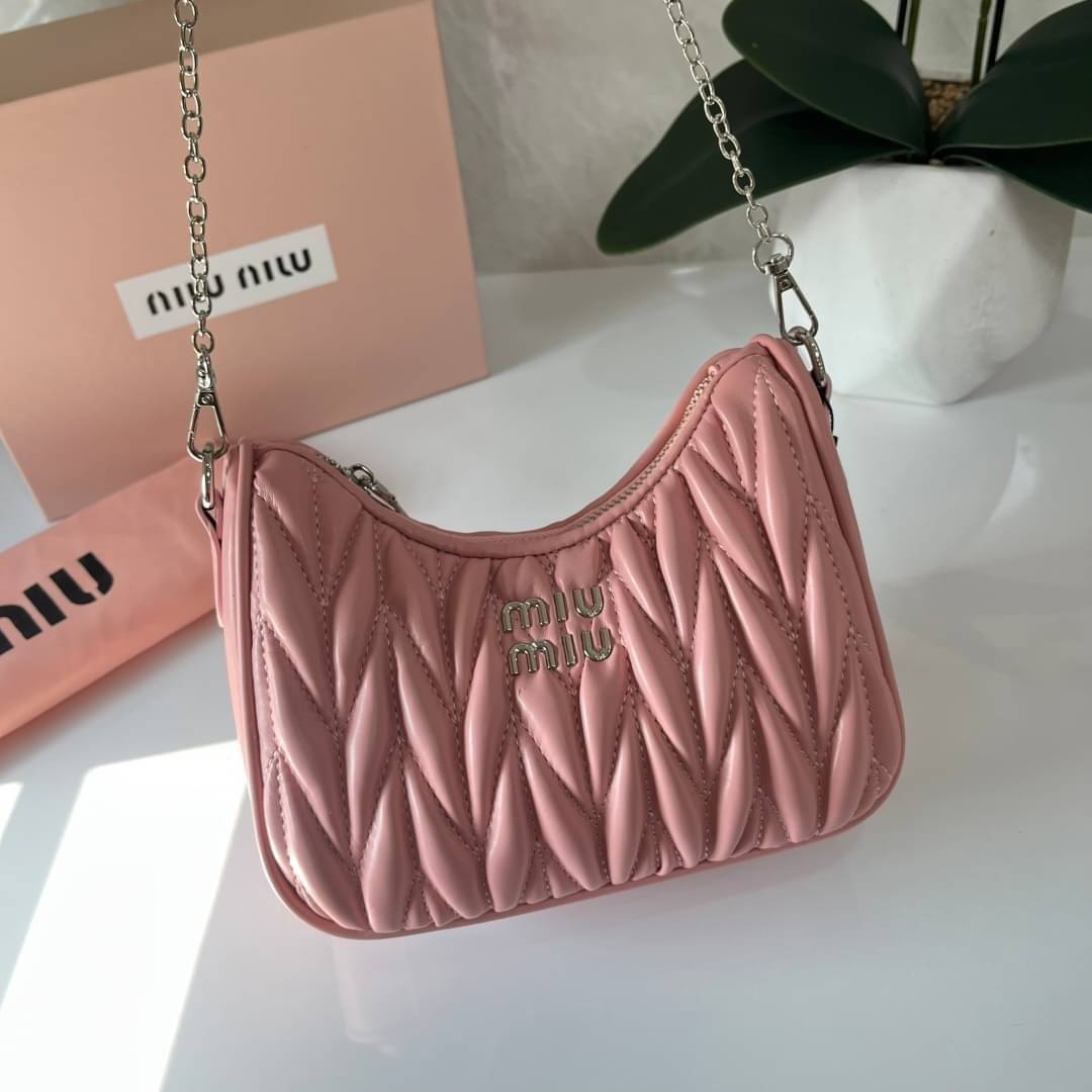 MIU MIU matelasse nappa leather shoulder bag กระเป๋าสะพายข้าง สายสะพายประดับไข่มุกและคริสตัล ให้ความละมุม ลุคคุณหนูน่ารักสุดๆคะ