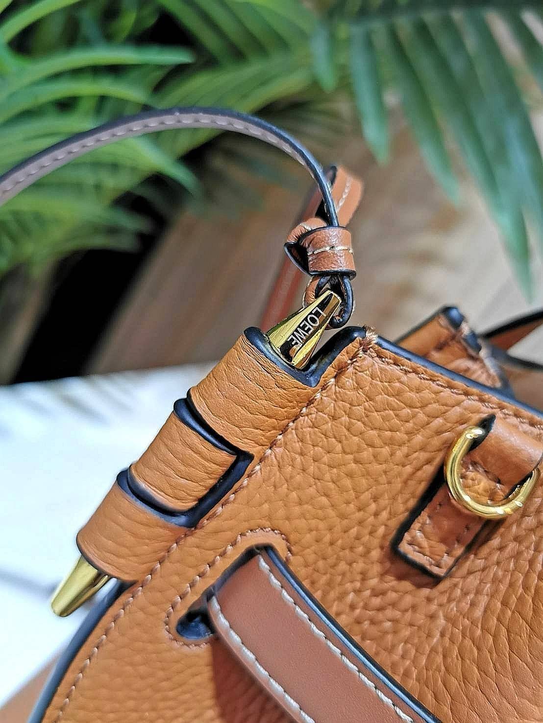 VIP 】LOEWE HANDBAG VIP GIFT WITH PURCHASE (GWP) กระเป๋าถือหรือสะพาย รุ่น Limited จาก LOEWE DUTYFREE วัสดุ Calfskin หนังแท้รูปทรงอานม้าสวยอยู่ทรงด้านหน้าตกแต่งด้วยสายหนัง (Belt) ประดับอะไหล่แบรนด์สีทองรูปกลอนประตูด้านข้างเป็น Signature ภายในโล่งกว้าง ใส่มื