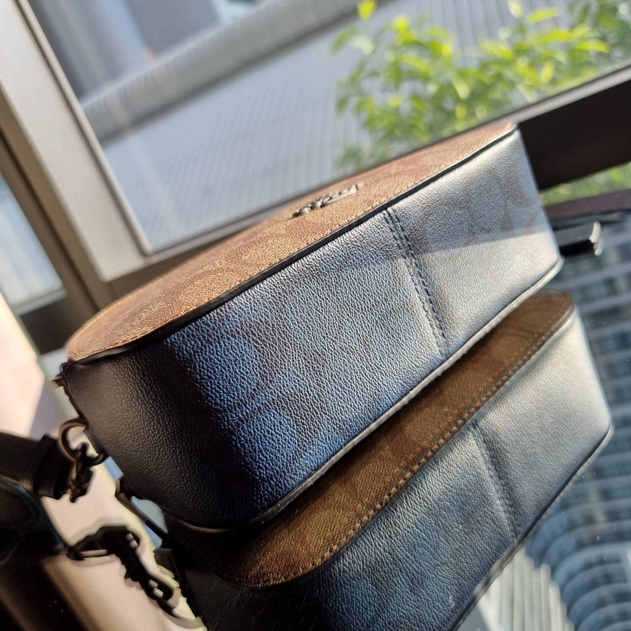 OUTLET 】COACH 1591 SERENA SATCHEL IN SIGNATURE CANVAS กระเป๋าสะพายคอลเลคชั่นยอดฮิต ดีไซน์ลุคผู้ดี ต้องยกให้น้องใบนี้เลย!! จัดสีขายดี สีลุคคุณหนูมาให้ สวยตาแตก!! วัสดุหนังแคนวาส เปิด-ปิดด้วยซิป 2 ช่องหลัก ภายในเป็นช่องโล่ง เก็บของได้แบบสบายๆ ใส่มือถือได้ทุ