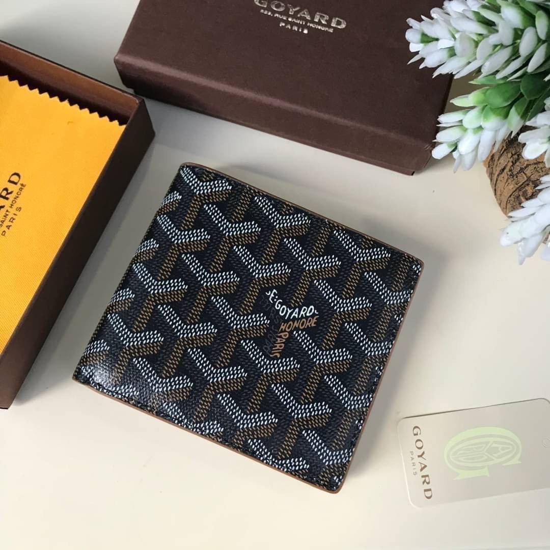 หนังแท้ GOYARD WALLET / GOYARD Victoire Bifold Wallet พร้อมส่งที่ไทย กระเป๋าสตางค์ผู้ชายใบสั้น พร้อมส่ง 6 สี พร้อมกล่องแบรนด์สวยหรูน่าใช้มากค่ะ อีกรุ่นที่ยอดขายไม่เคยตก 🤑🤑 ใบจริงดูผู้ดี ดูแพง!! ภายในมีช่องใส่บัตรได้เยอะ ใส่ธนบัตรได้ทุกใบ ห