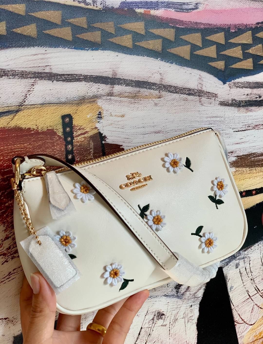COACH NOLITA DAISY BAG (coach C3356) พร้อมส่งทันทีค่ะ! กระเป๋าหิ้ว//คล้องไหล่ หนังแท้เรียบสวย จุดเด่นด้านหน้าปักดอก Daisy แบบ3D นูนขึ้นมาสวยงามสะดุดดตามากๆค่ะ เปิดปิดกระเป๋าแบบซิป ภายในใส่มือถือได้ทุกรุ่น;กระเป๋าเงินใบกลางได้;มีช่องเสียบบัตร2ช่อง;และช่องใ