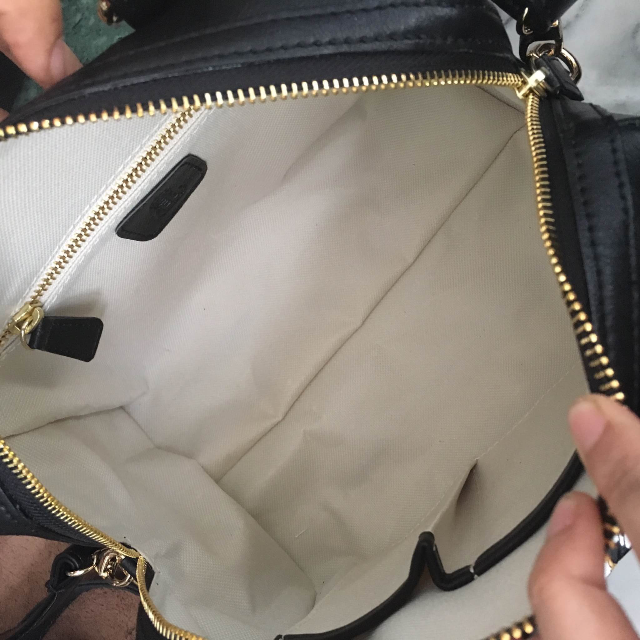 รุ่นใหม่ล่าสุด ขนาด มินิ หนังแกะสวยมากคะ สีเข้าใหม่ >> สี classy black รุ่น KEEP sheep leather Pillow bag สวย น่ารัก ขนาดตอบทุกโจทย์การใช้งาน เห็นแล้ว #หลงรักเลยคะ ตัวกระเป๋าขนาดกำลังดี จุของคุ้ม หนังแกะ สวยมาก ดูแลรักษาง่าย ประดับด้วยผ้าพันหูกระเป๋