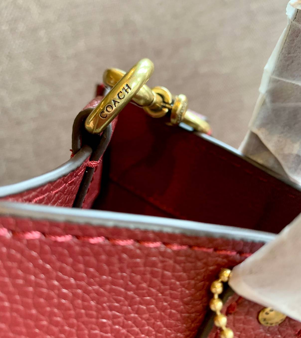 Coach 5868 Field Tote In Signature Jacquard With Horse And Carriage Prints 📣พร้อมส่ง ยังไม่เข้าไทยจ้าา!! กระเป๋าทรงTote สูง ใบใหญ่ วัสดุJacquard+หนังแท้ อย่างดี ได้ลงตัวแมทกันสวยงามมากๆค่ะ ด้านหน้าตัดแทบสีตรงกลางยาวลงมาบวกกับป้ายแบรนด์หนังตัวใหญ่ด