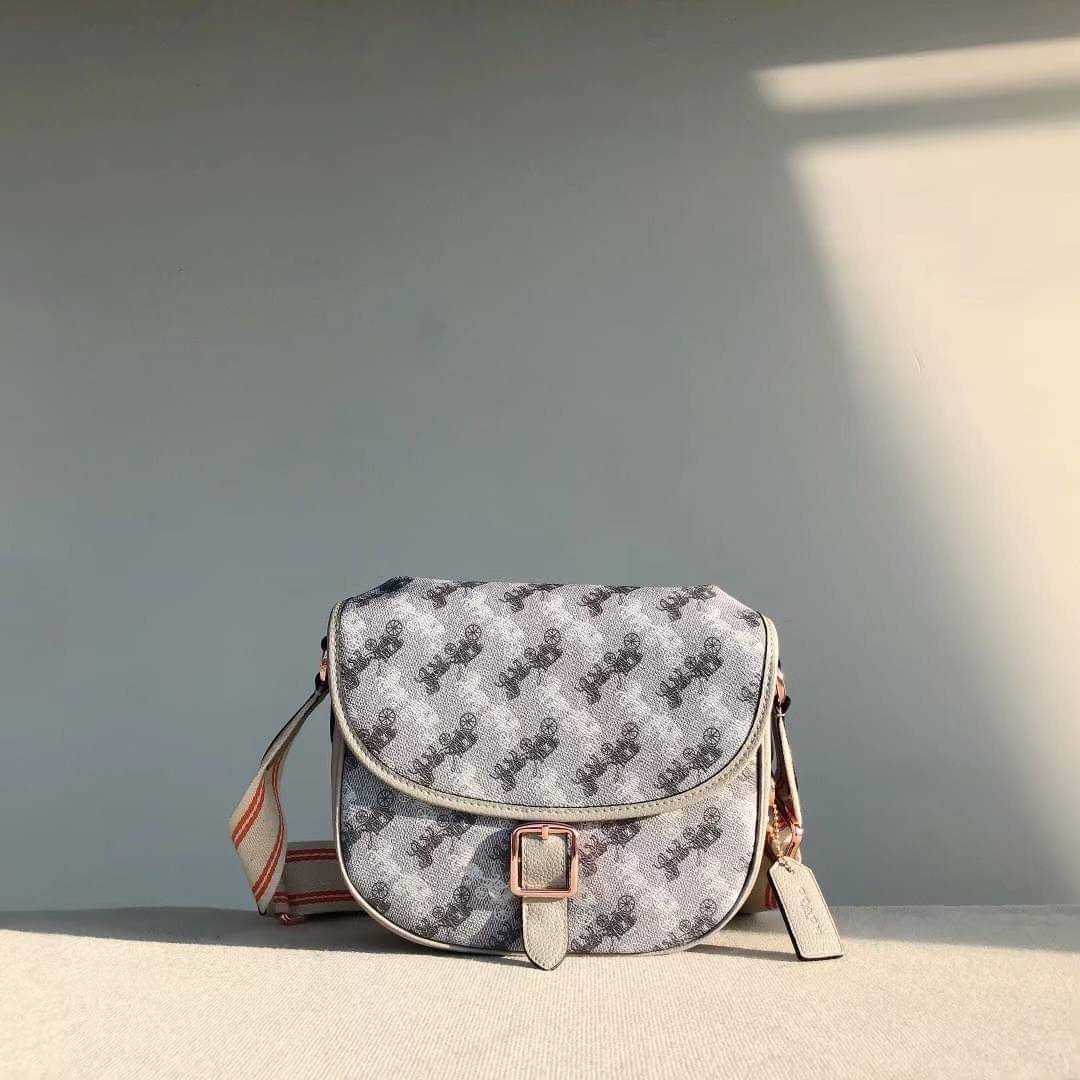 OUTLET 】COACH HITCH CROSSBODY WITH HORSE AND CARRIAGE PRINT พร้อมส่งที่ไทย