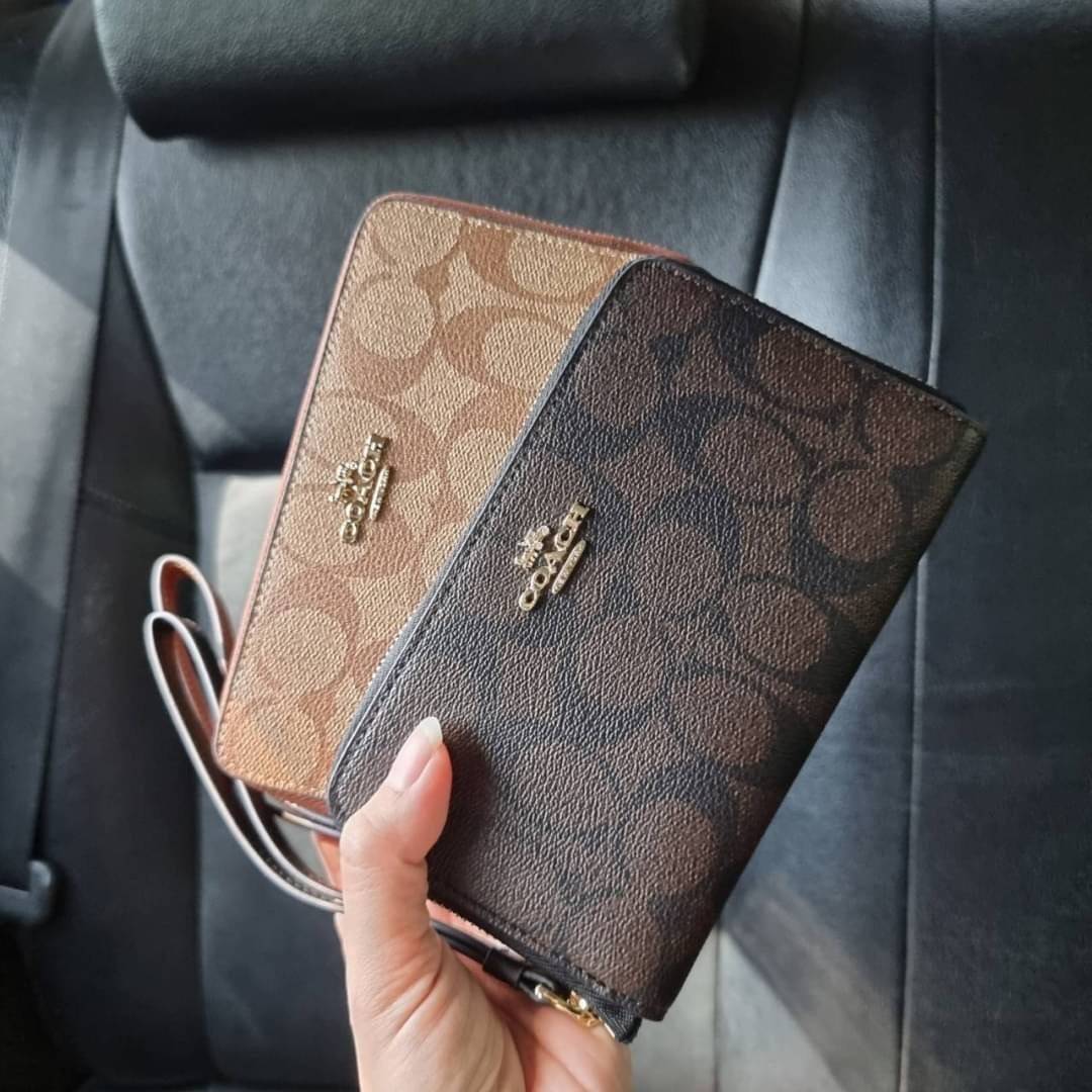 COACH F57468 PHONE WALLET IN SIGNATURE COATED CANVAS กระเป๋าสตางค์ถนอมมือถือ!! 2IN1 สุดๆ ใส่โทรศัพท์ ใส่เงิน ใส่บัตร ครบถ้วน!! จบในใบเดียวจ้า ขนาดกำลังเหมาะมือ วัสดุหนังแคนวาสเคลือบลาย คุณภาพดี สาวๆมีไว้ติดตัวสักใบ ไม่ผิดหวังจ้า