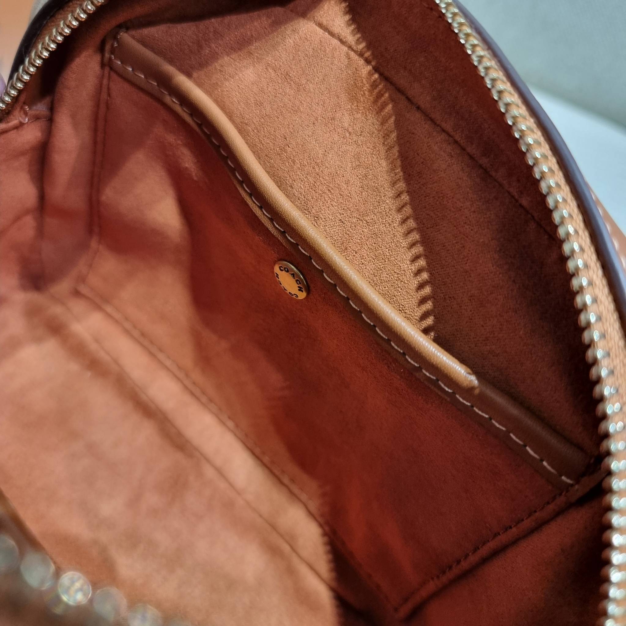 COACH C7764 STUDIO CAMERA BAG 19 IN SIGNATURE TEXTILE JACQUARD WITH CREATURES น้องเล็กใหม่สุดอีกหนึ่ง!! ขนาดเล็กกะทัดรัด มาแบบเลิศๆหรูๆมากแม่ พร้อมเทกเจอร์สุดคิ้วท์!! กระเป๋าสะพายข้างลุคไฮน์ ที่ดีไซน์ออกมาได้ปัง และดูแพงมากๆ ด้วยดีเทลคลาสสิคผสานความเป็นเอ