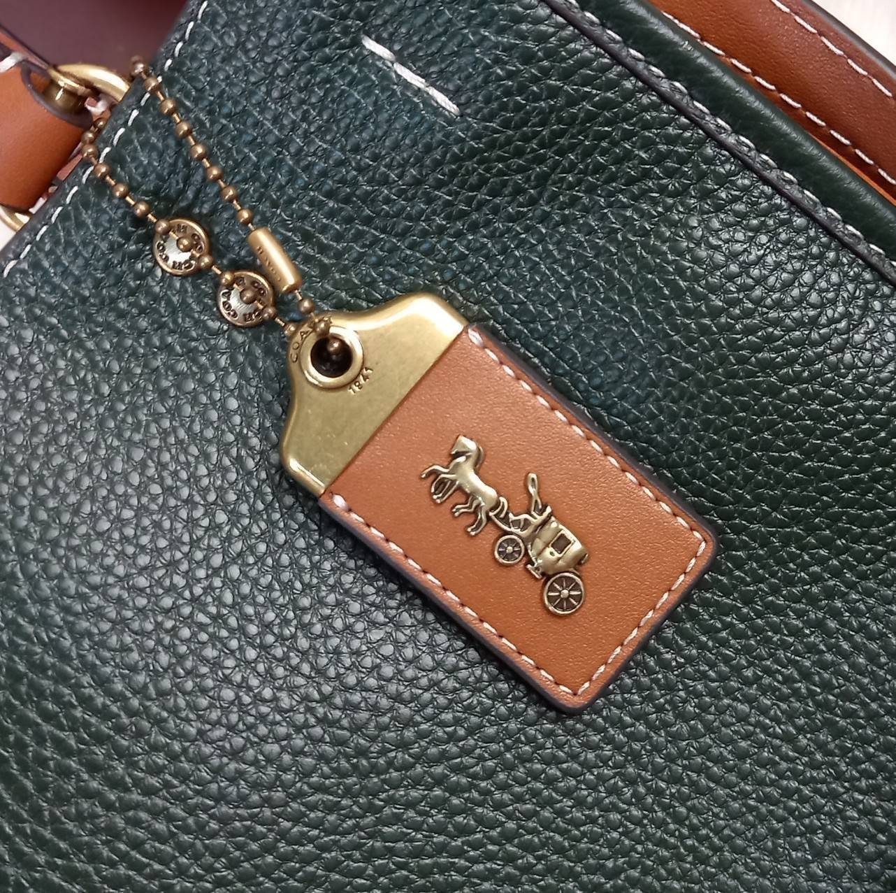 OUTLET 】COACH ROGUE 25 IN COLORBLOCK (C5575) ที่สุดแห่งความหรูหรา สุดคลาสสิค 🌺กระเป๋าหนังแท้คุณภาพเยี่ยม สัมผัสนิ่มละมุนจนต้องหลงรัก ด้านข้างเพิ่มความสวยเก๋ด้วยหนังกลับ อยู่ทรงสุดสวย น่าใช้ น่ามอง จนใครๆต้องเหลียวหลังตาม//ด้านในมี 2 ช่องกว้าง กับอ