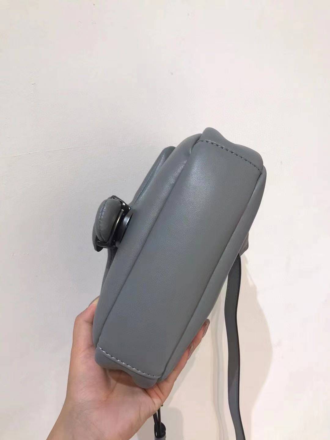 Coach Pillow Tabby Shoulder Bag 18 หนัง nappa หนานิ่ม นุ่มมากๆ รุ่นใหม่ล่าสุดค่ะ! พร้อมโลโก้รุ่นใหม่ด้วยเช่นกัน เพิ่มความหรู ดูดีเข้าไปอีกค่ะ เปิดปิดกระเป๋าแบบกระดุมแมาเหล็ก ภายในมีช่องใส่ของสองช่อง; สามารถใส่กระเป๋าเงินใบสั้นได้;พาสปอร์ตได้;มือถือได้ ค่ะ