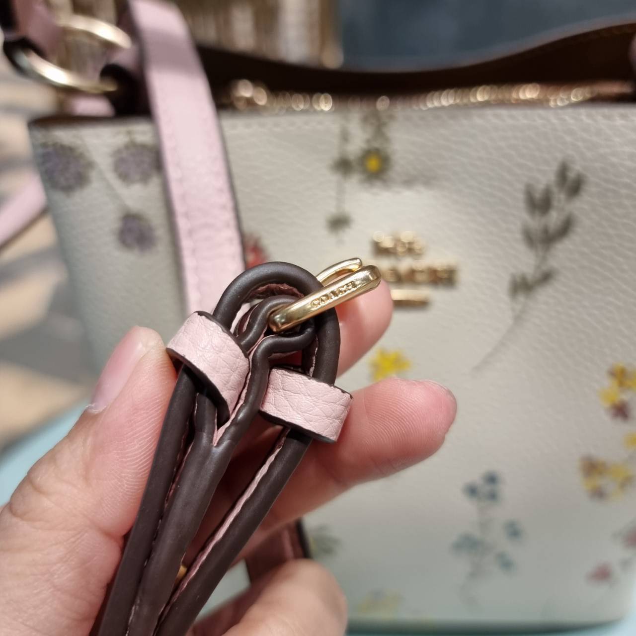 COACH C3598 SMALL TOWN BUCKET WITH SPACED WILDFLOWER PRINT คอลเลคชั่นใหม่ พร้อทเสิร์ฟความสวยก่อนใคร กระเป๋าทรงบัคเก็ตยอดฮิตตลอดกาล ดีไซน์ดอกไม้คละรอบใบ วัสดุหนัง pepble ดูผู้ดี ละมุนไปอีก ปากกระเป๋าเปิด-ปิดด้วยกระดุมแม่เหล็ก 2 ฝั่ง มีหูจับในตัวและสายสะพาย