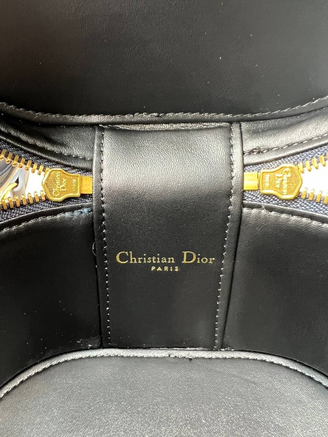 Small Dior Travel Vanity Case / Dior vanity 16cm กระเป๋าทรงกล่องใบเล็กกะทัดรัด ดีไซน์สวยโดดเด่น มีหูจับในตัว ภายในเป็นช่องโล่งสำหรับจัดเก็บสิ่งของเล็กน้อย เป็นอีกหนึ่งไอเท็มที่ไม่อยากให้พลาดเลยน้า