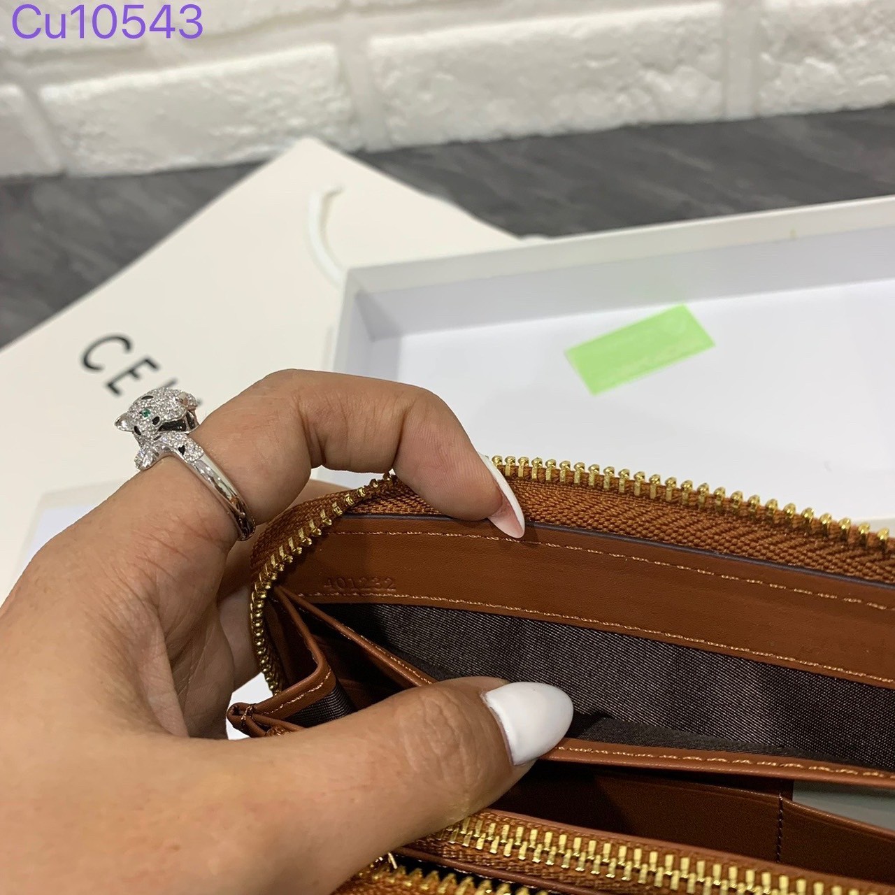 CELINE SHORT WALLET / CELINE LONG WALLET กระเป๋าสตางค์ซีลีน แบบสั้นและยาว พร้อมส่ง!! สวยหรูอยู่ทรงมีโลโก้ด้านหน้าภายในมีช่องแบ่งหลายช่อง มีช่องใส่บัตรหลายช่อง ไอเท็มแนะนำในราคาสุดคุ้ม นาทีนี้ห้ามพลาดค่ะ!