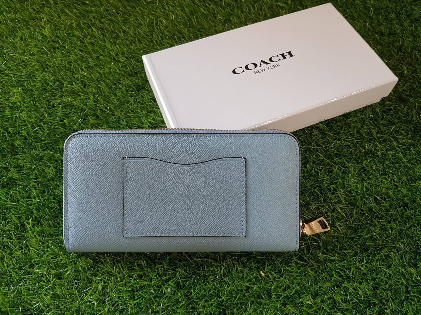 Coach longvwallet กระเป๋าสตางค์ใบยาวซิปรอบ ด้านหน้าตประดับโลโก้แบรนด์ อะไหล่ทอง ซิปแบรนด์ปั๊ม ภายในมีช่องใส่บัตร 1 2ช่อง และช่องใส่ธนบัตร 3 ช่อง มีช่องซิปกลางใส่เหรียญค่ะ